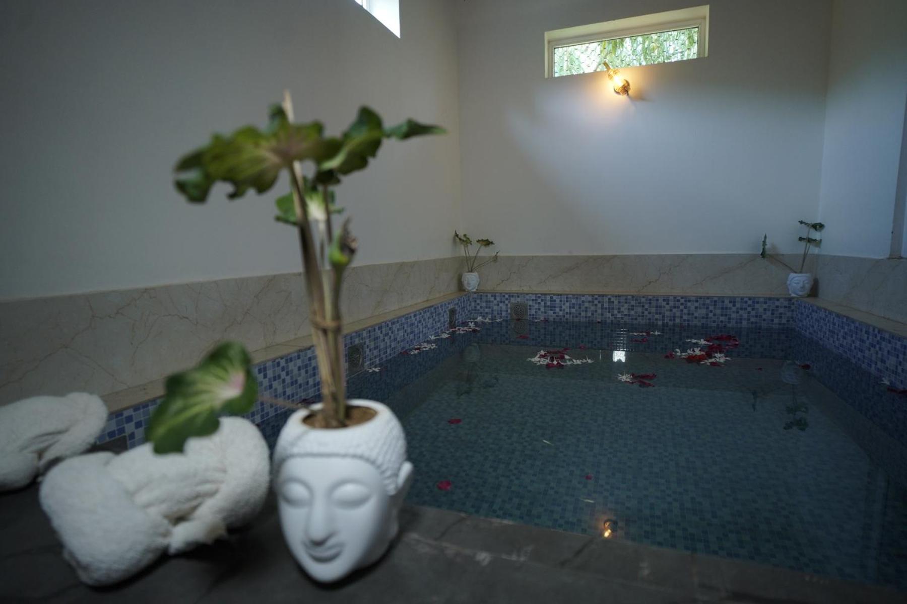 Villa with Private Pool - Photo 6