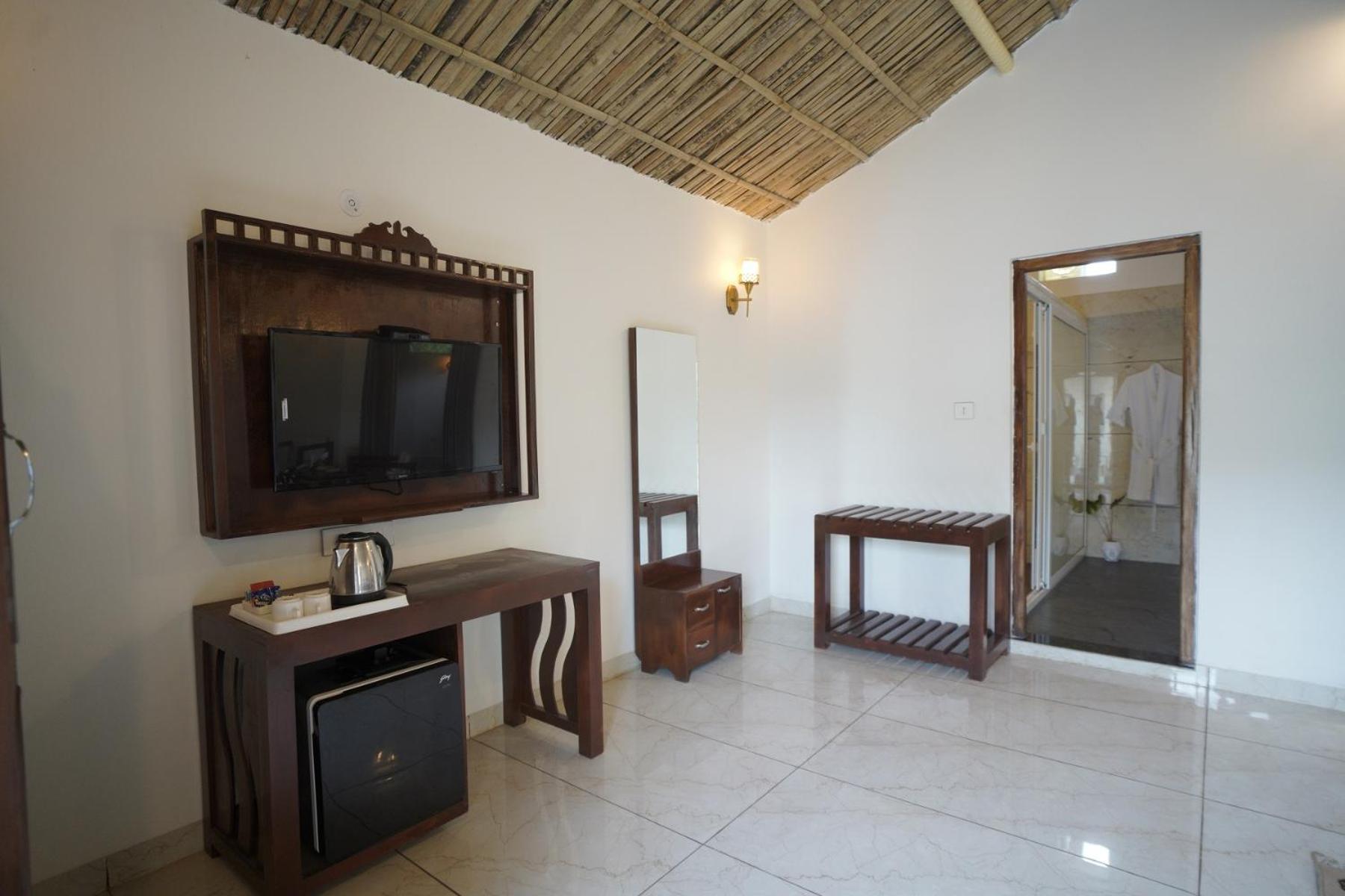 Villa with Private Pool - Photo 14