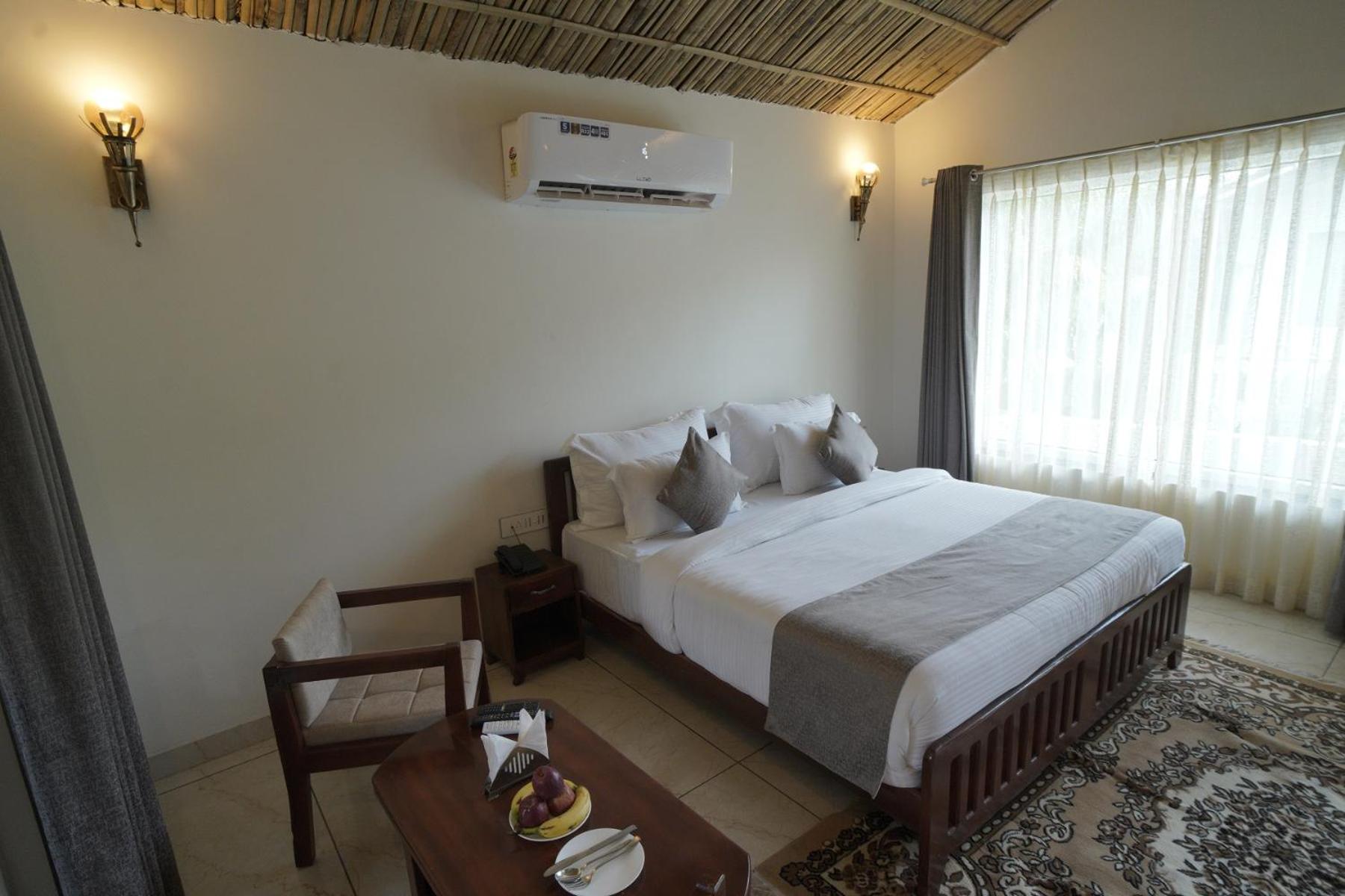 Villa with Private Pool - Photo 9