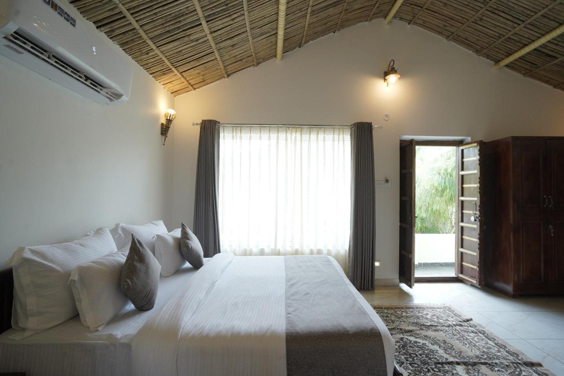 Villa with Private Pool - Photo 12