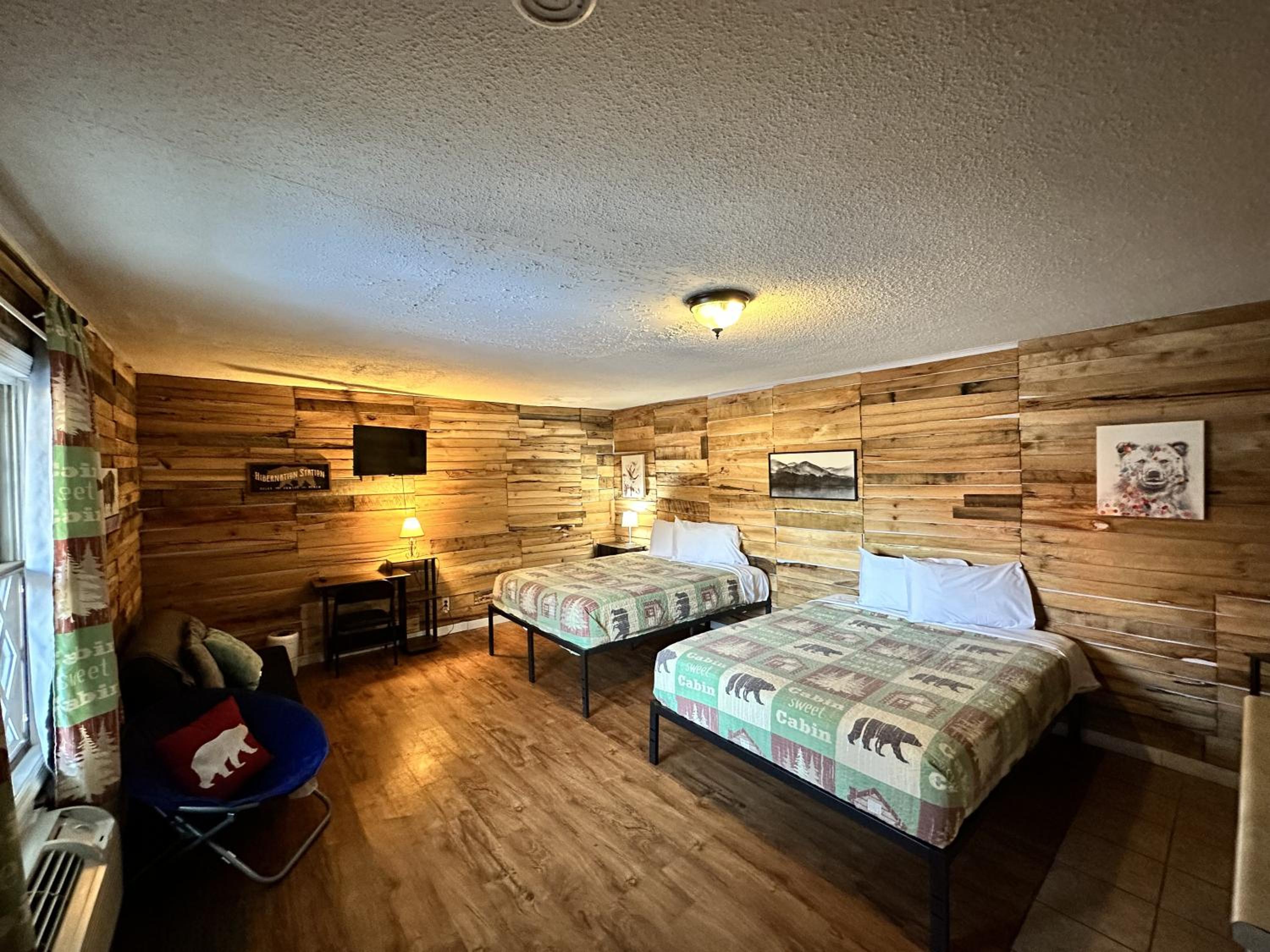 Standard Queen Room with Two Queen Beds - Photo 4
