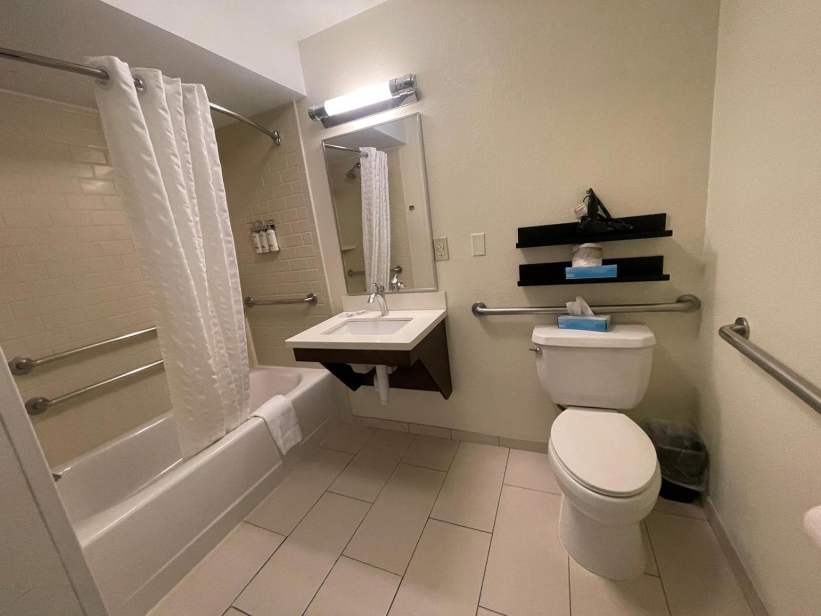 One-Bedroom Suite with Tub - Mobility Accessible - Photo 4