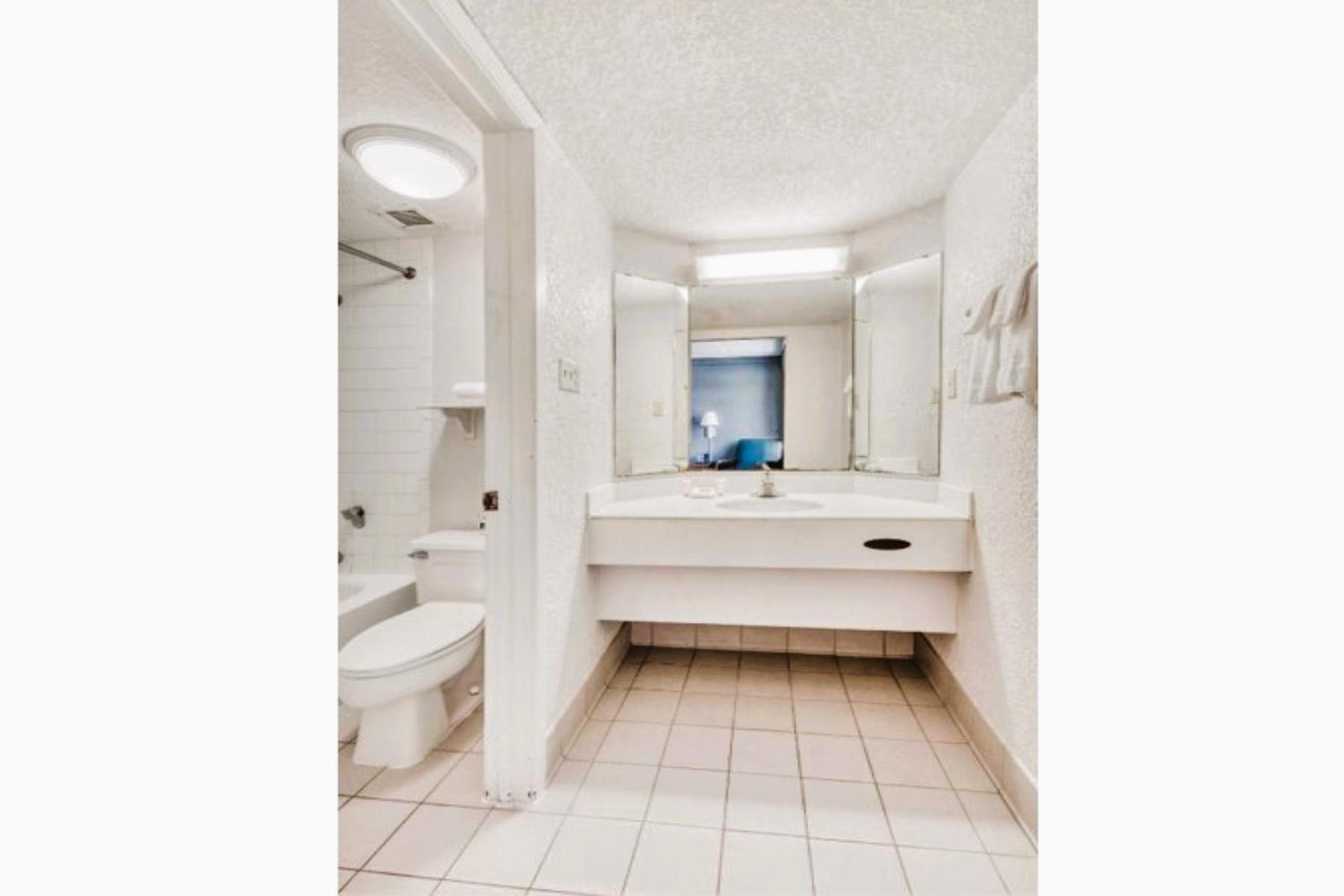 King Room - Non-Smoking - Photo 6