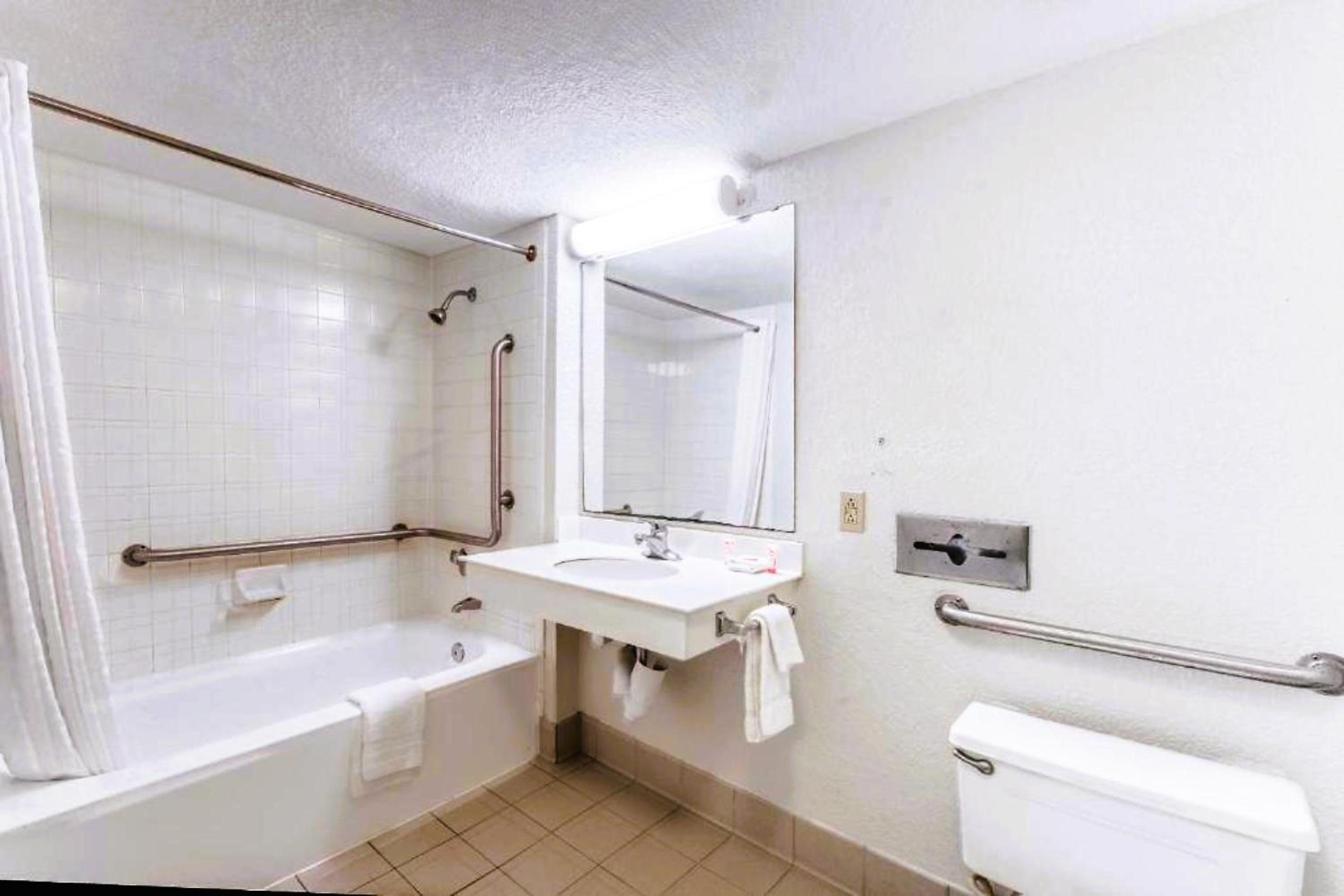 King Room with Mobility Access and Bathtub with Grab Bars, Non-Smoking - Photo 6