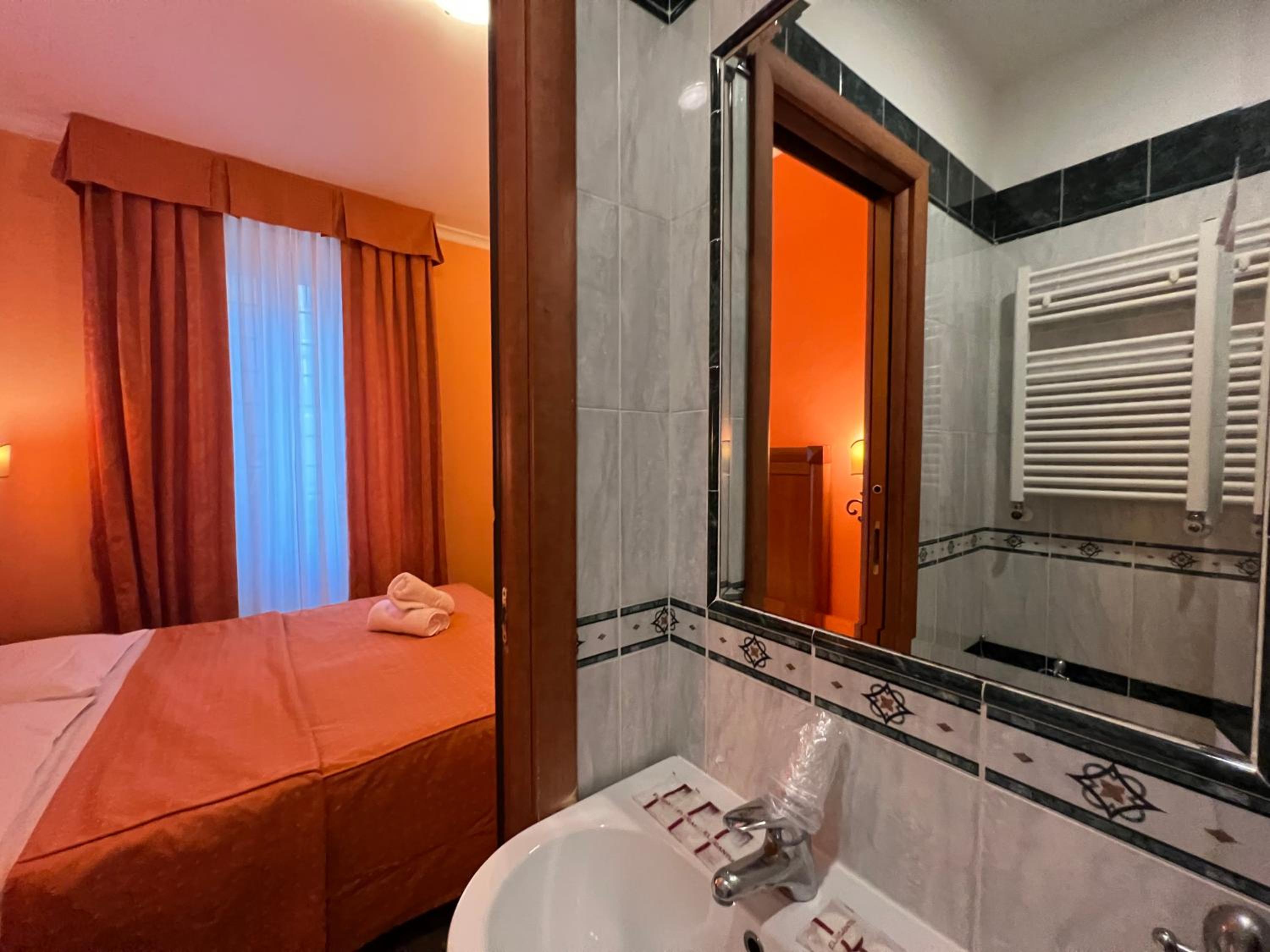 Basic Triple Room - Photo 14