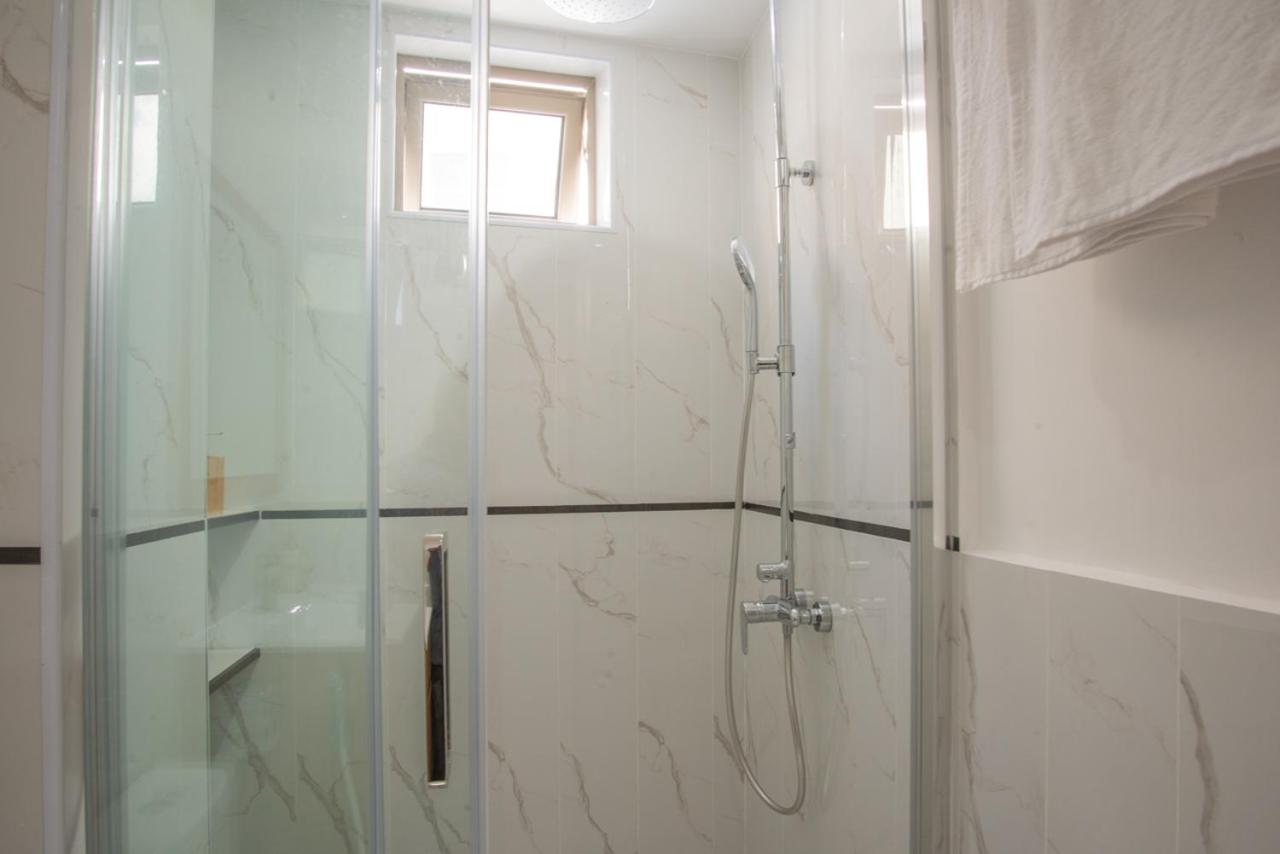 Deluxe Double Room - Photo 19