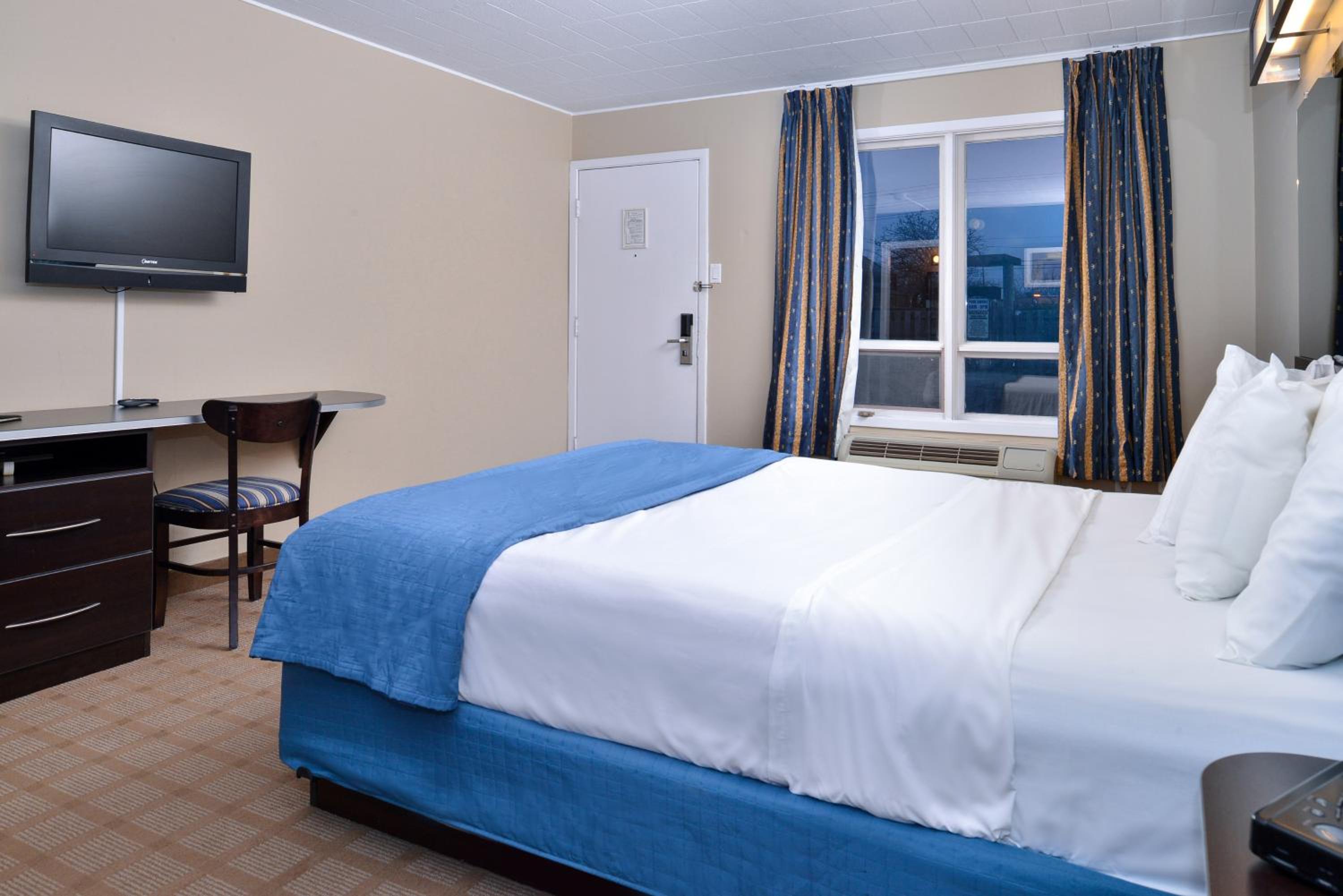 Queen Room - Non-Smoking - Photo 1