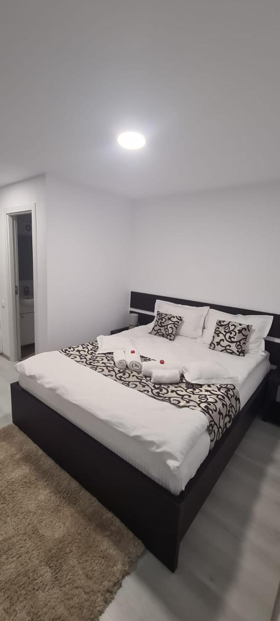 Double Room with Private Bathroom - Photo 28