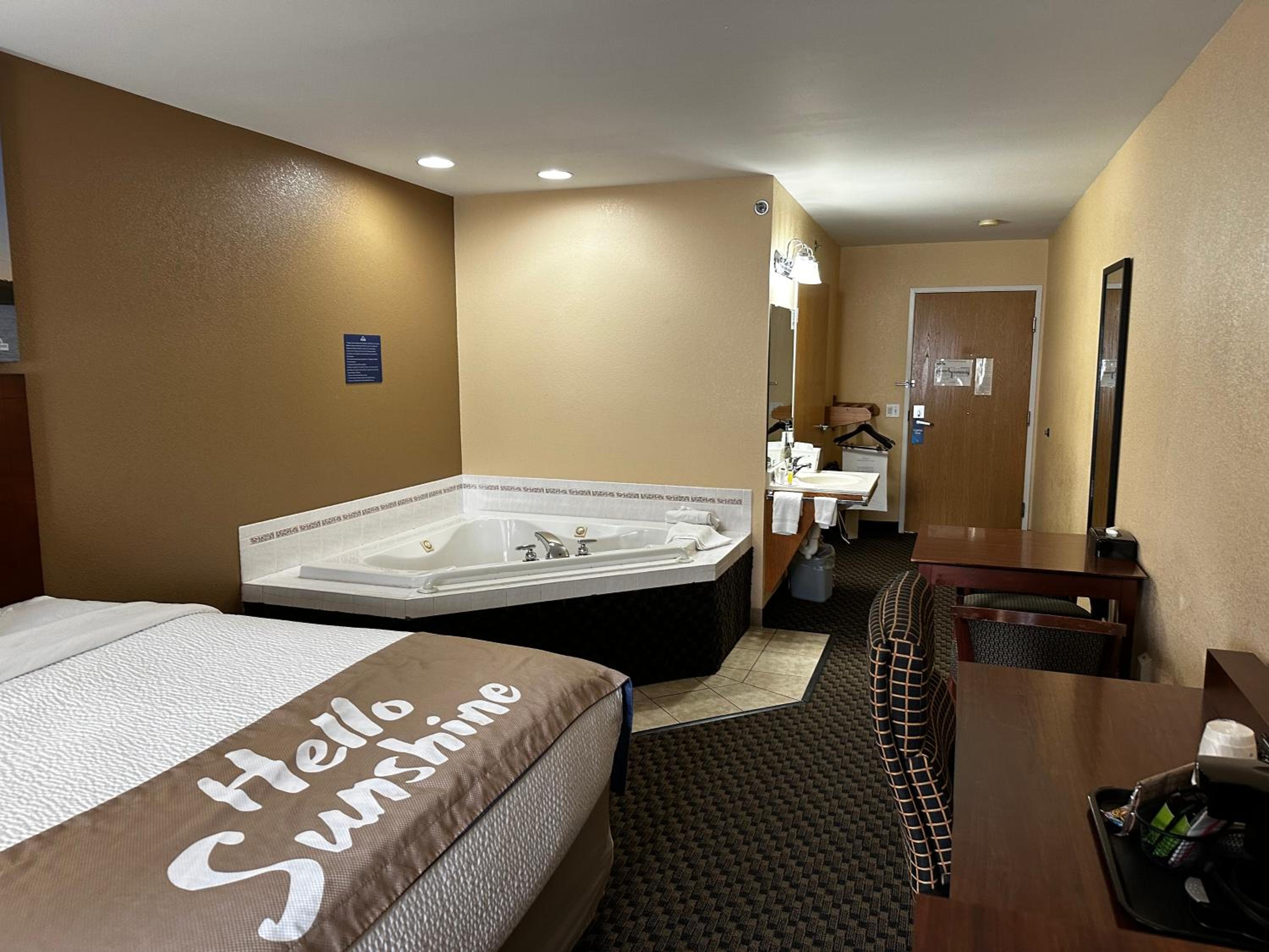 Suite with Two Queen Beds - Mobility Access/Non-Smoking - Photo 3