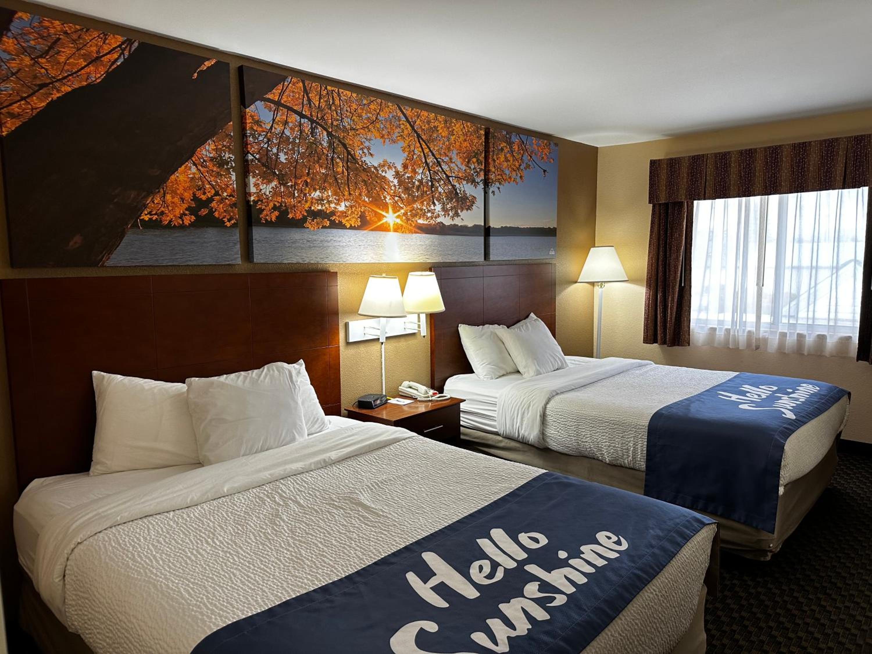 Queen Room with Two Queen Beds - Non-Smoking - Photo 2