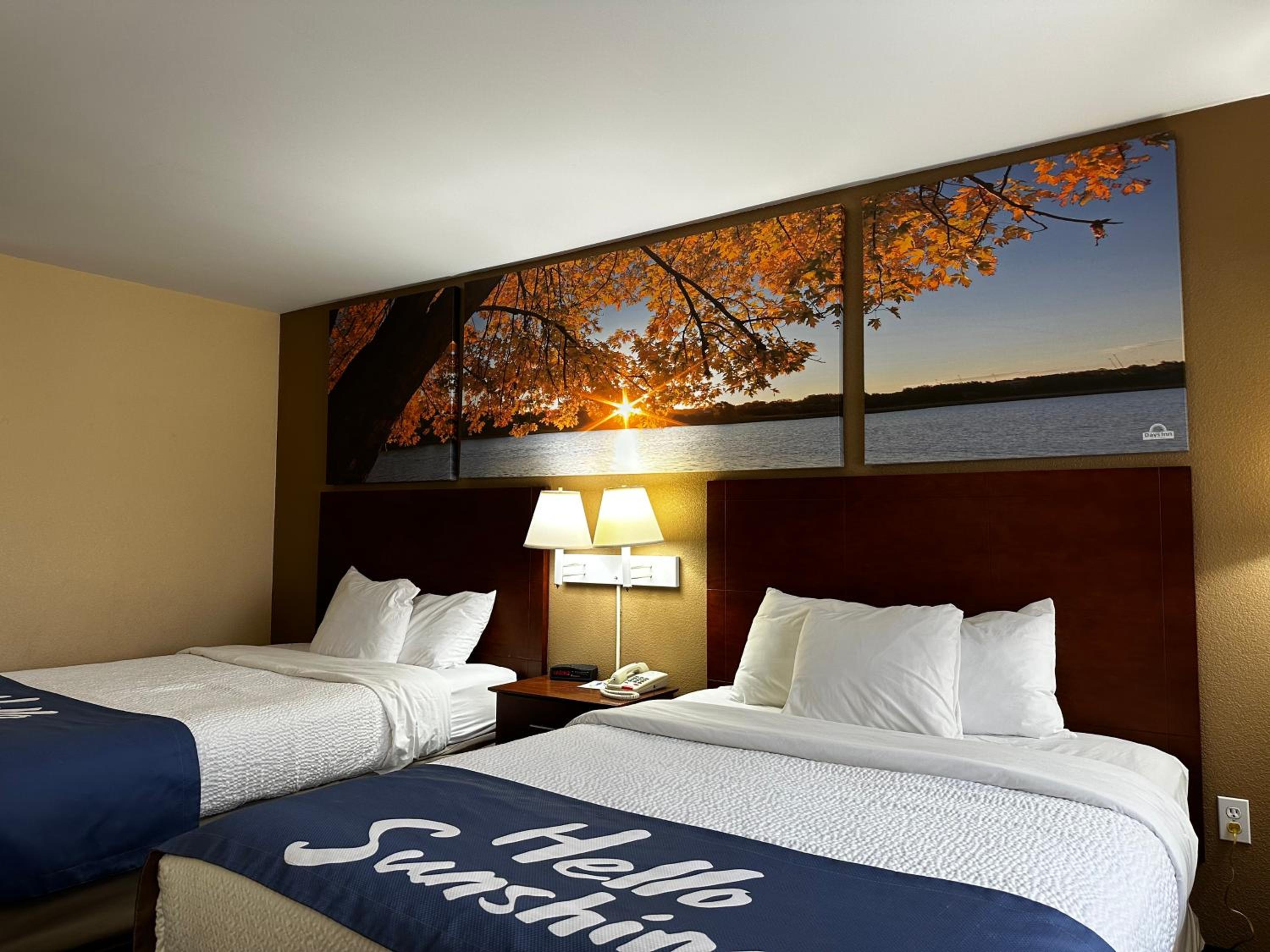 Queen Room with Two Queen Beds - Non-Smoking - Photo 6