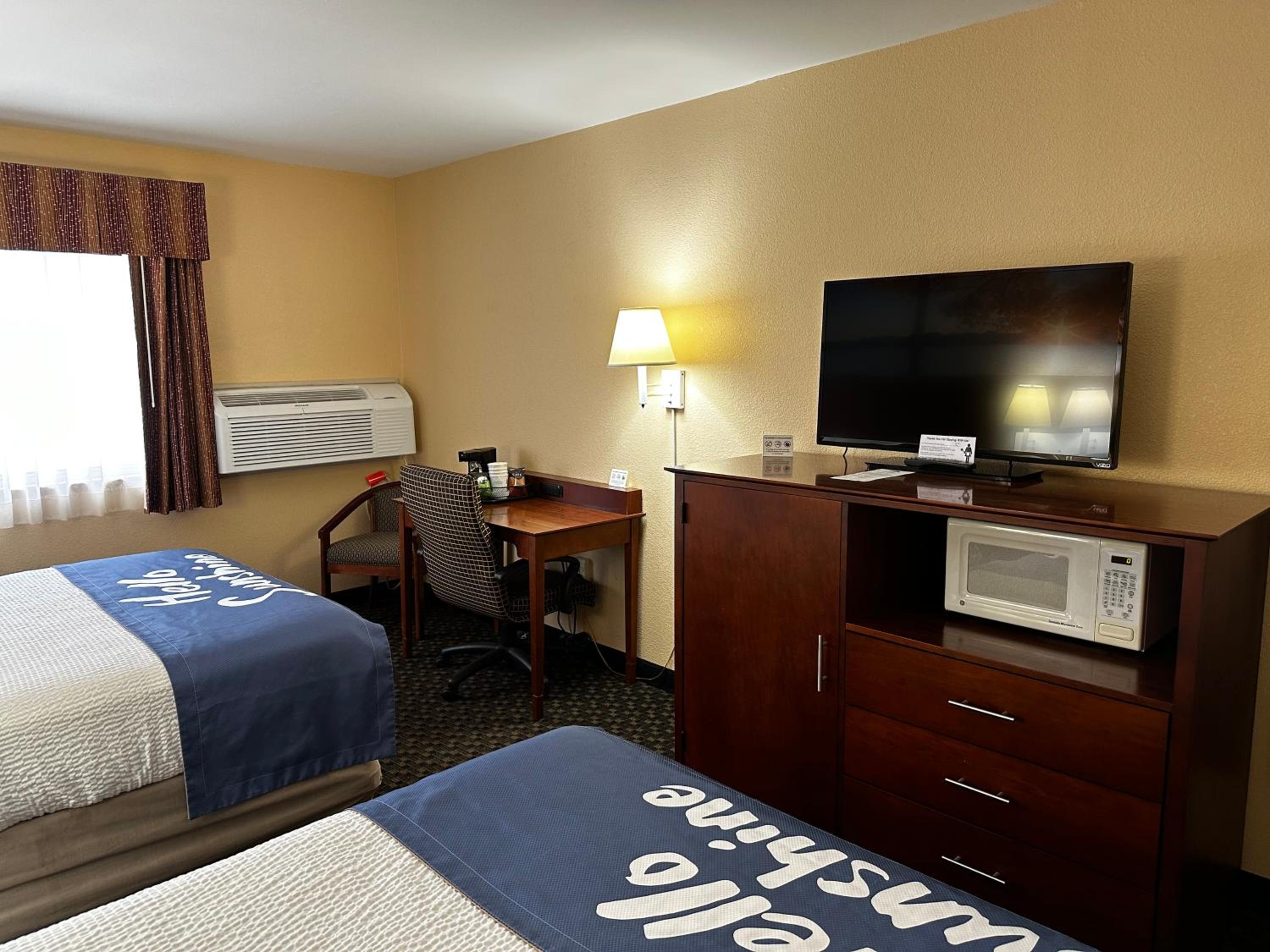 Queen Room with Two Queen Beds - Non-Smoking - Photo 5