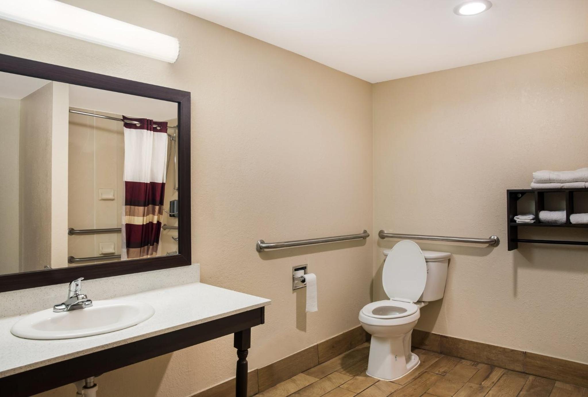 Deluxe Room with Two Queen Beds Disability Access Roll-In Shower Non-Smoking - Photo 3
