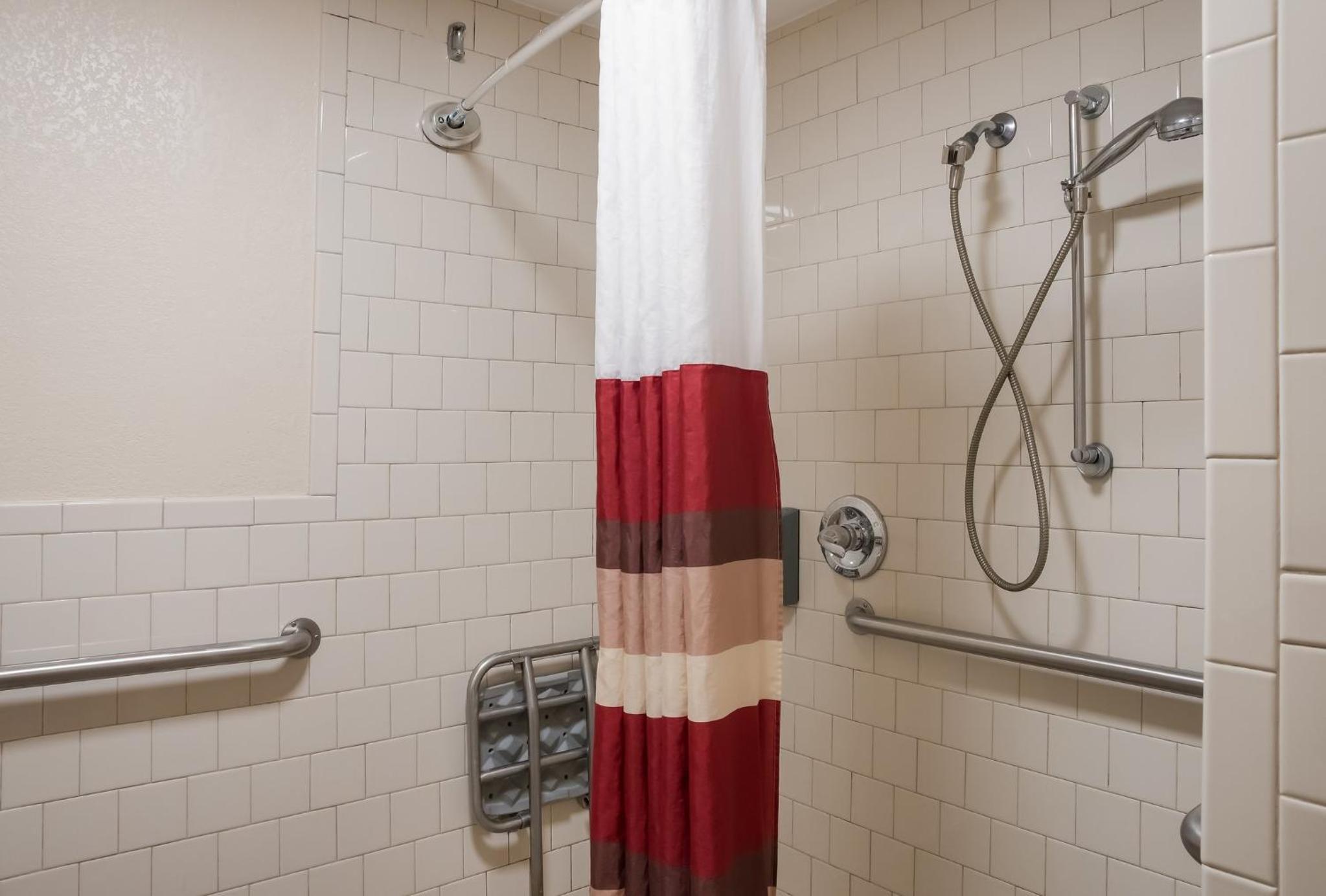 Deluxe Room with Two Queen Beds Disability Access Roll-In Shower Non-Smoking - Photo 2