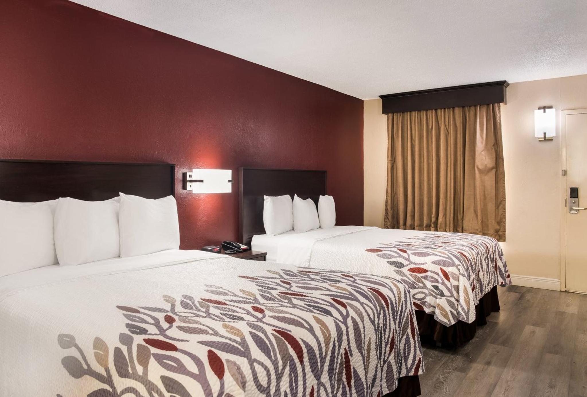 Deluxe Room with Two Queen Beds Non-Smoking - Photo 2