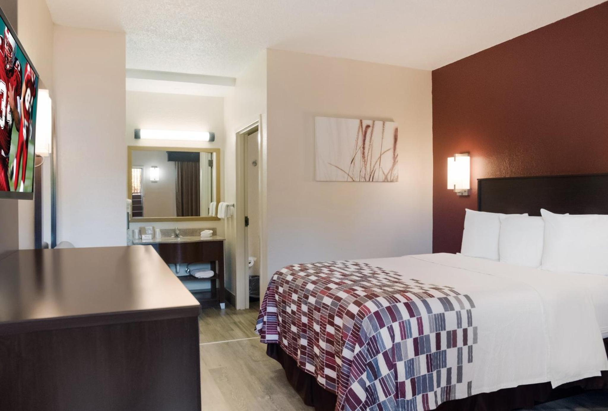 Deluxe Room with One Queen Bed Non-Smoking - Photo 1