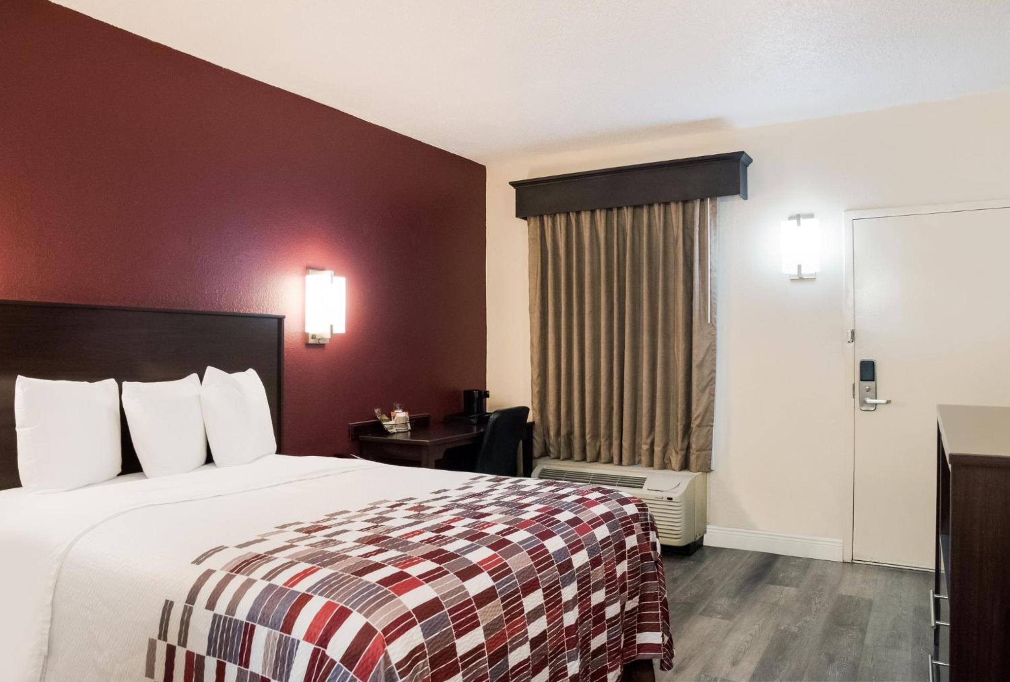 Deluxe Room with One Queen Bed Non-Smoking - Photo 3