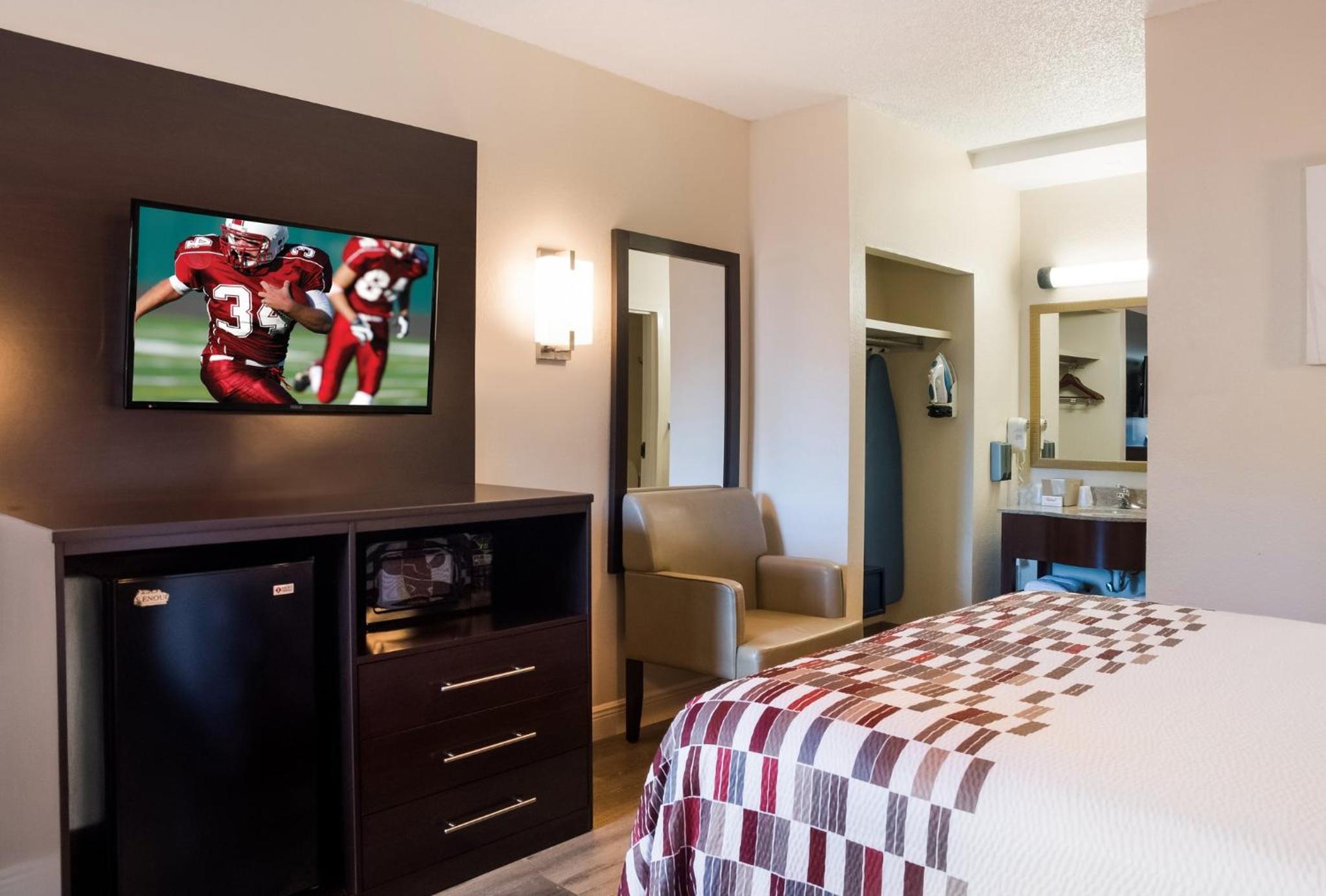 Deluxe Room with One Queen Bed Non-Smoking - Photo 2