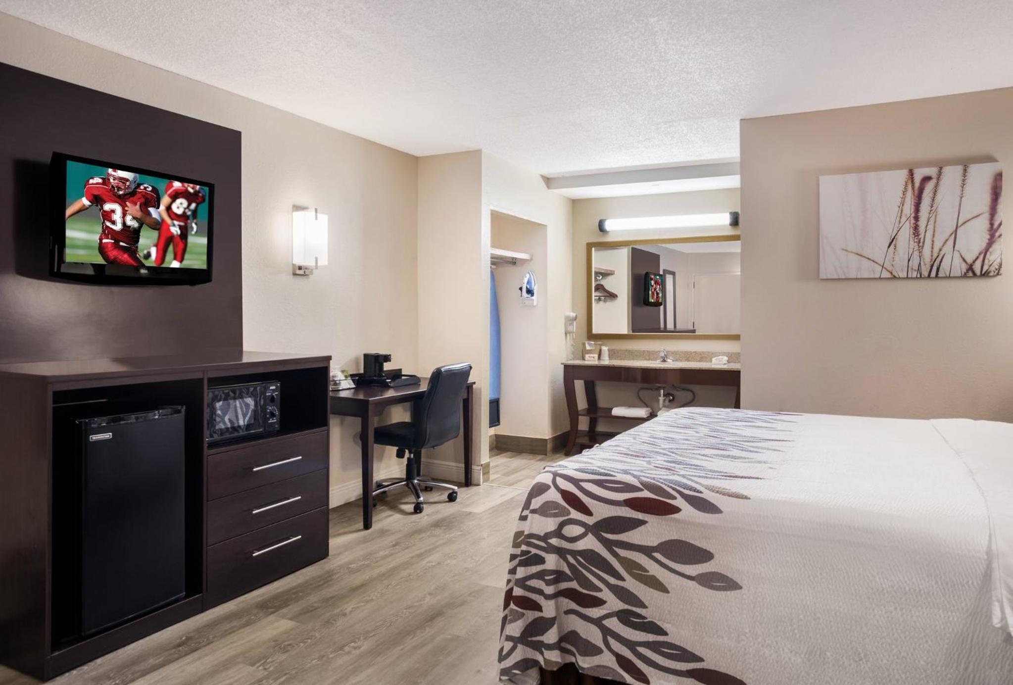 Superior King Room with Sofa Bed Non-Smoking - Photo 1
