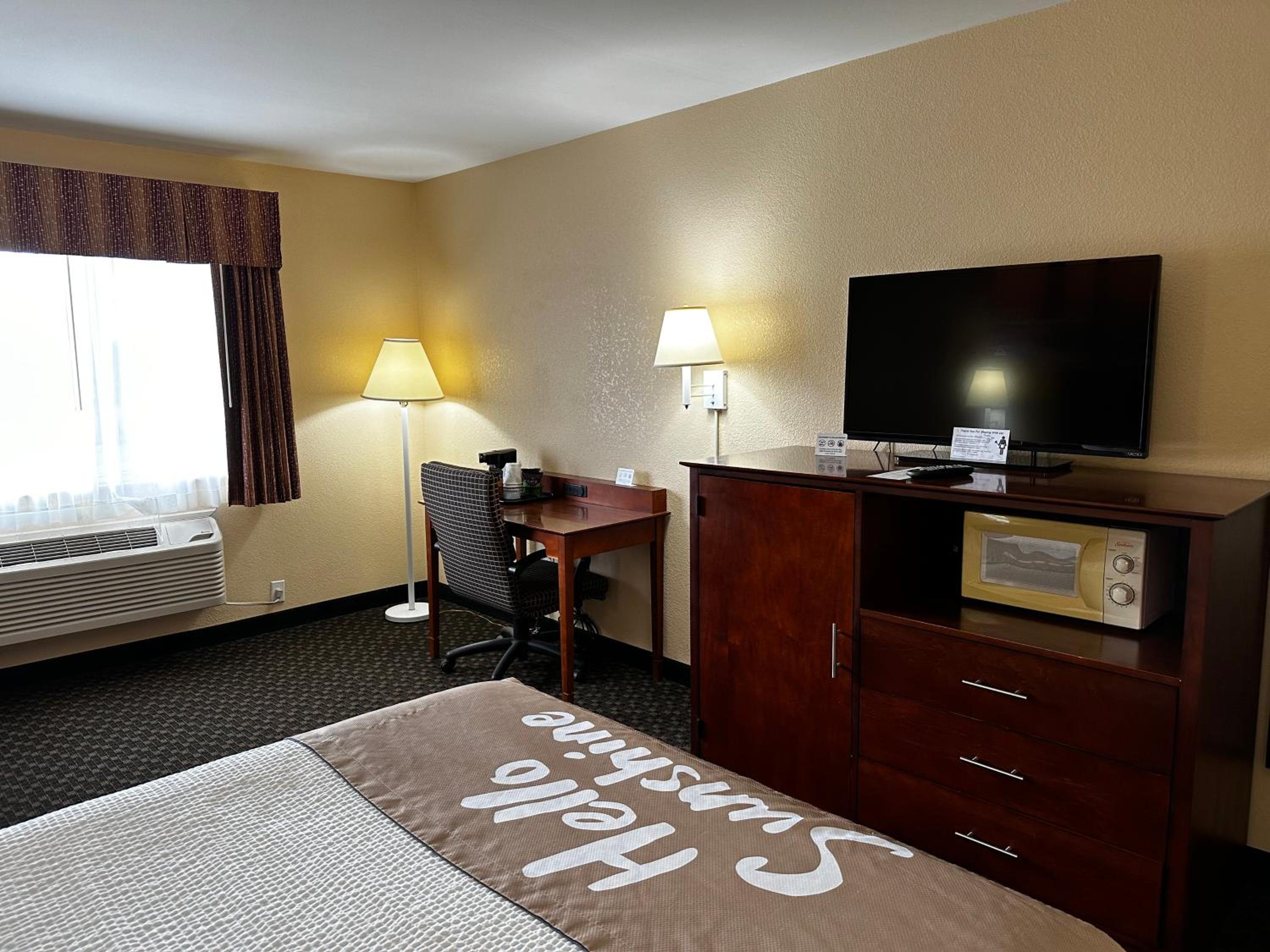Queen Room - Non-Smoking - Photo 5