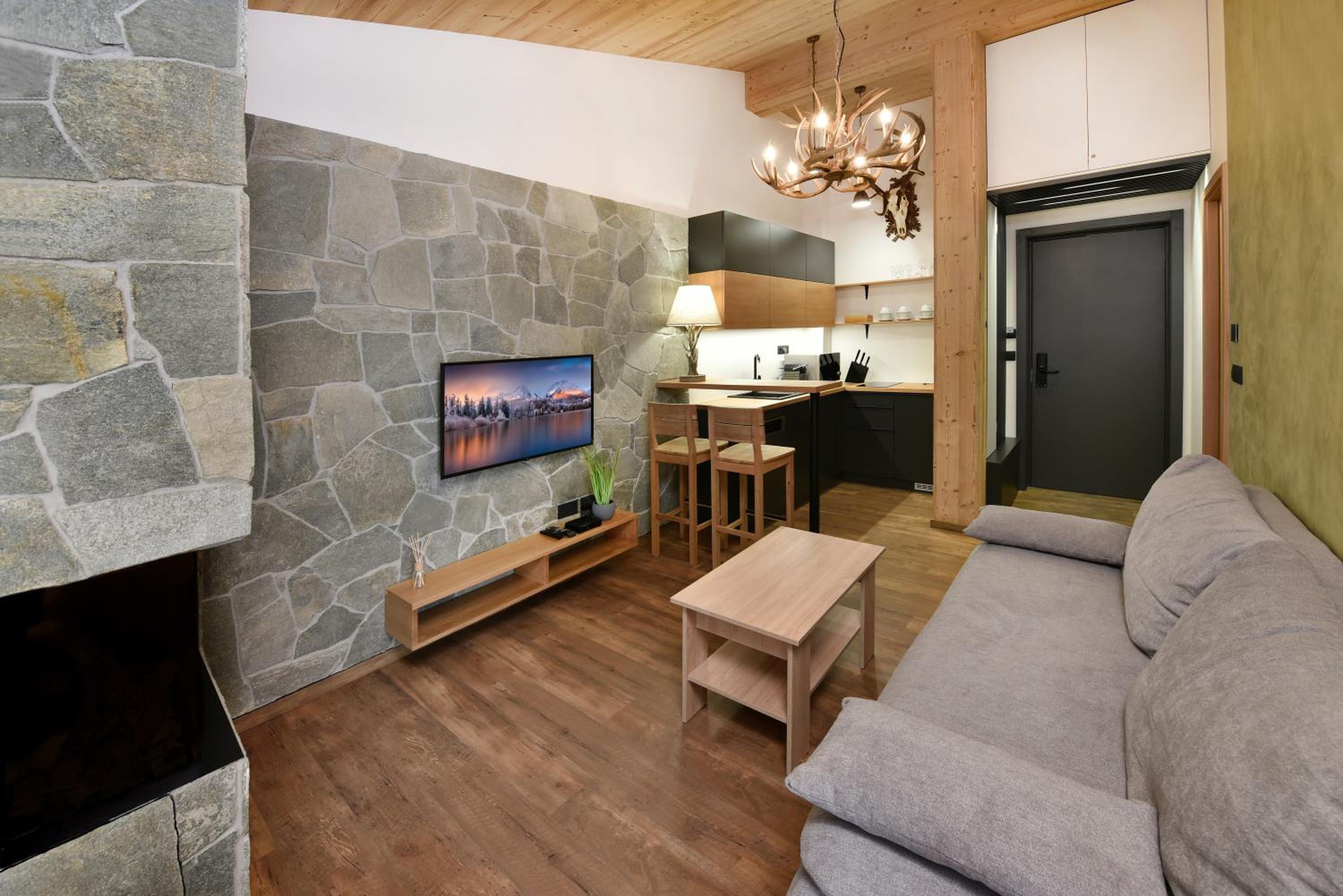 Apartment with Balcony - Photo 6