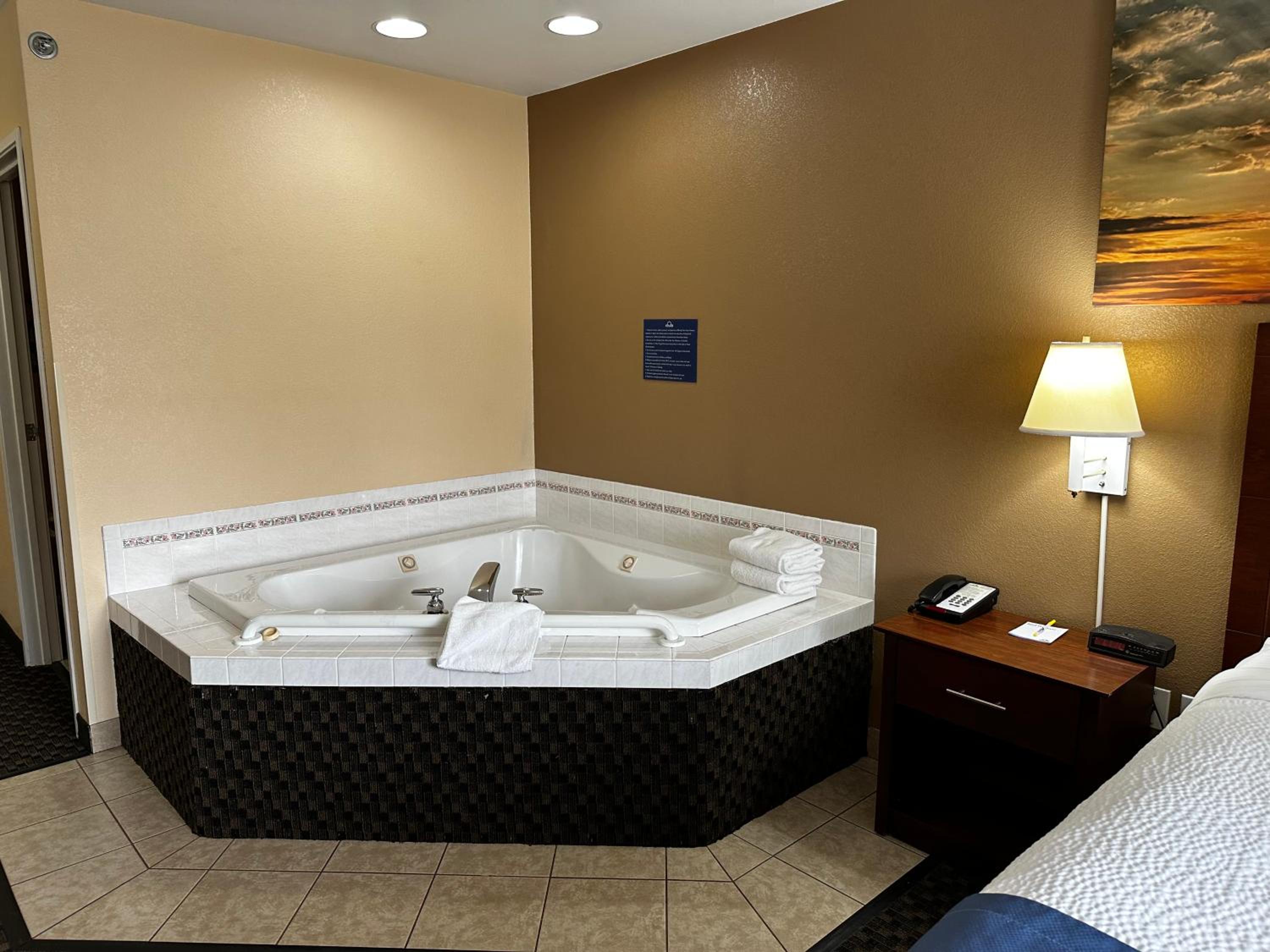 Queen Suite - Non-Smoking - Photo 7