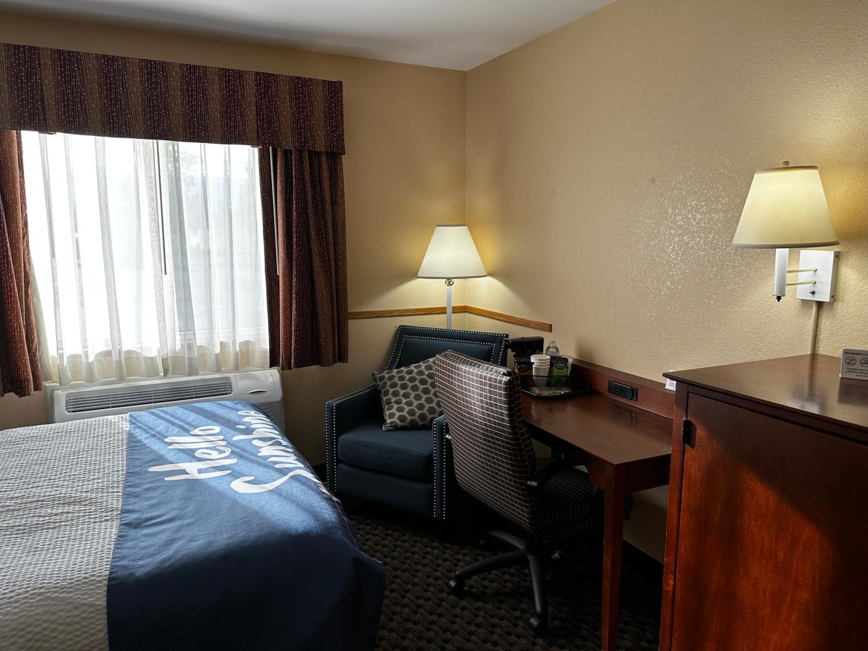 Queen Suite - Non-Smoking - Photo 1