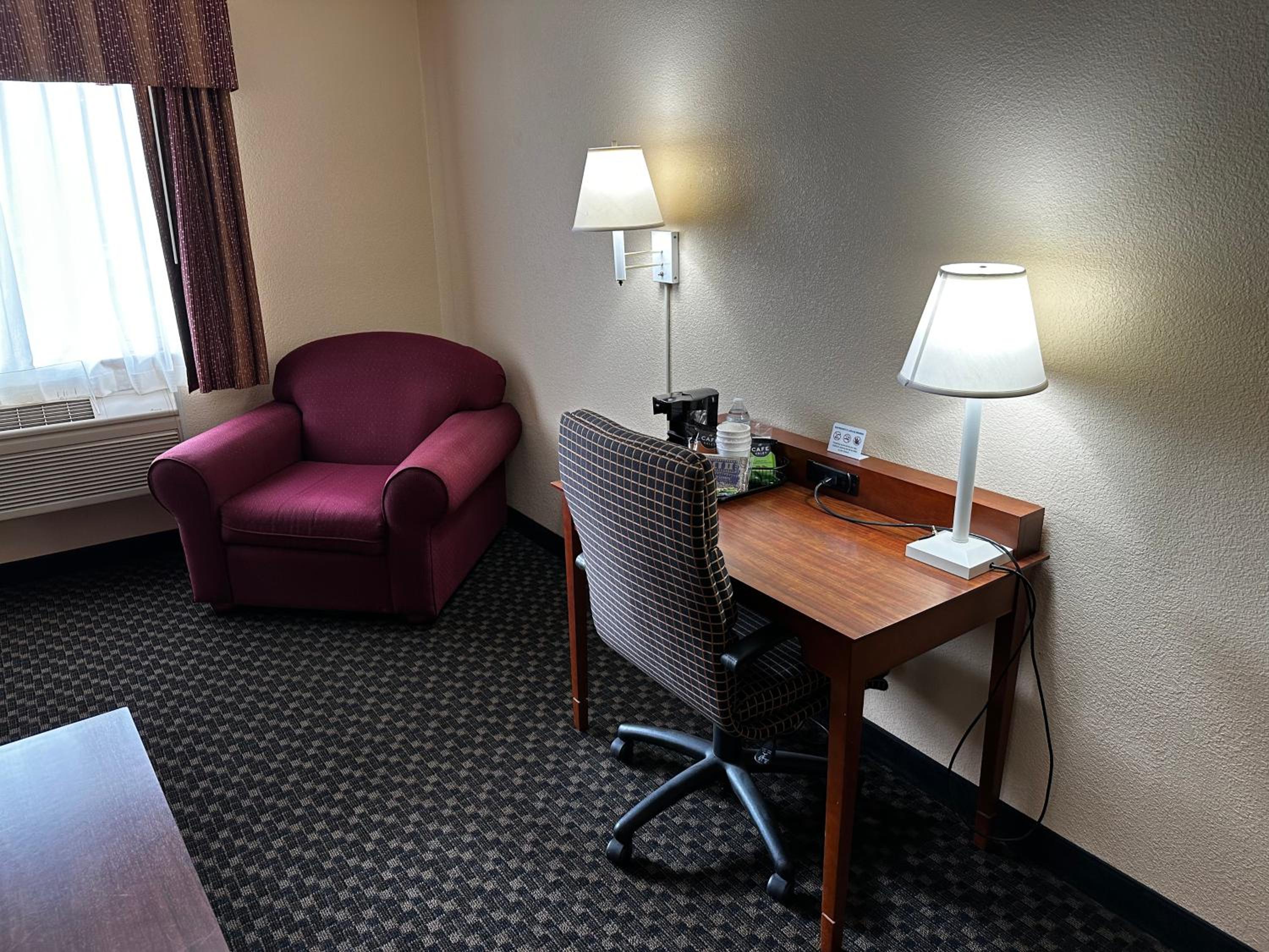 Business Queen Suite - Non-Smoking - Photo 7