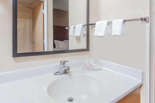 Business Queen Suite - Non-Smoking - Photo 5