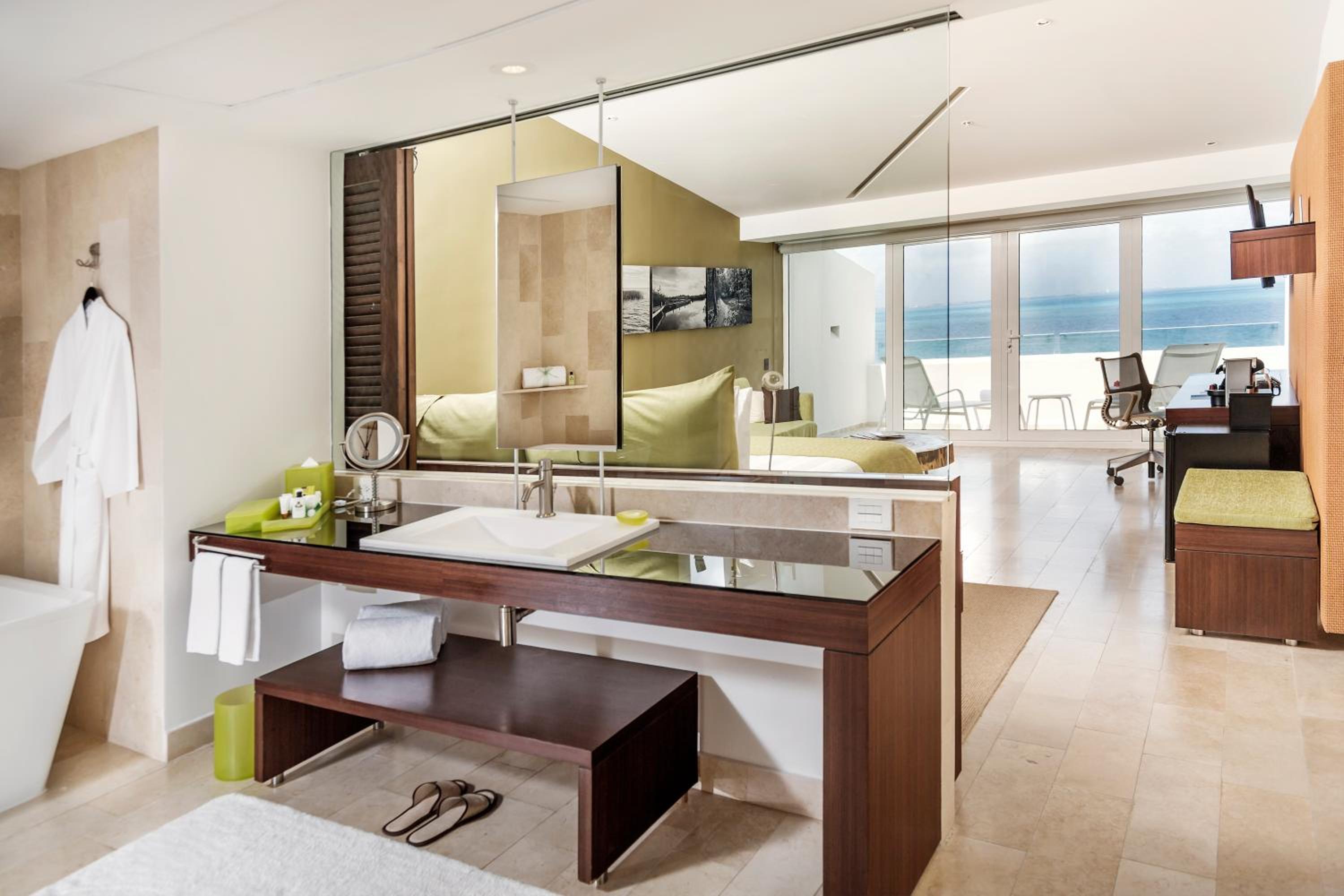 Classic King Room with Ocean View thumbnail 5