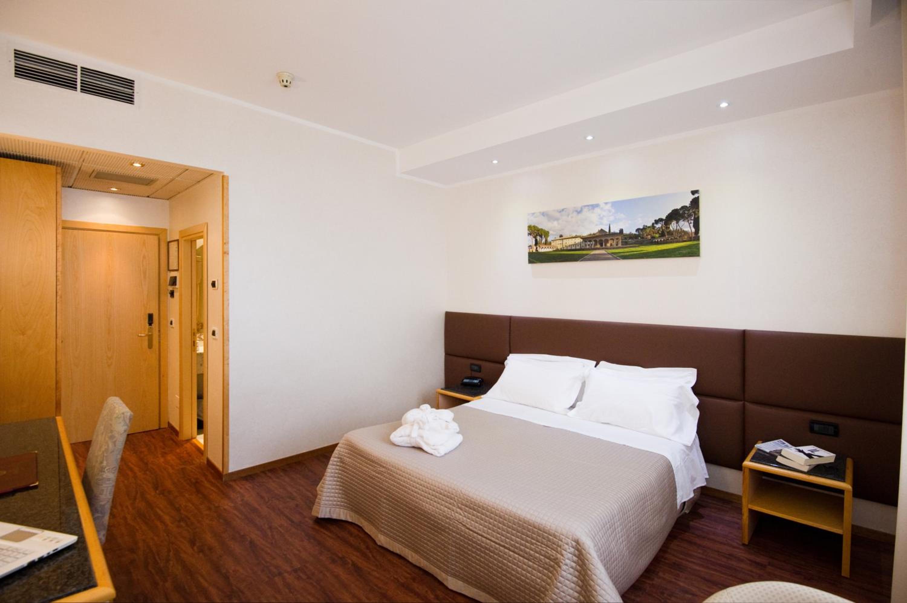 Standard  Double Room - Photo 5