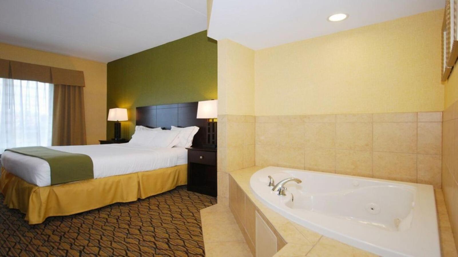 Deluxe King Suite - Non-Smoking photo 1