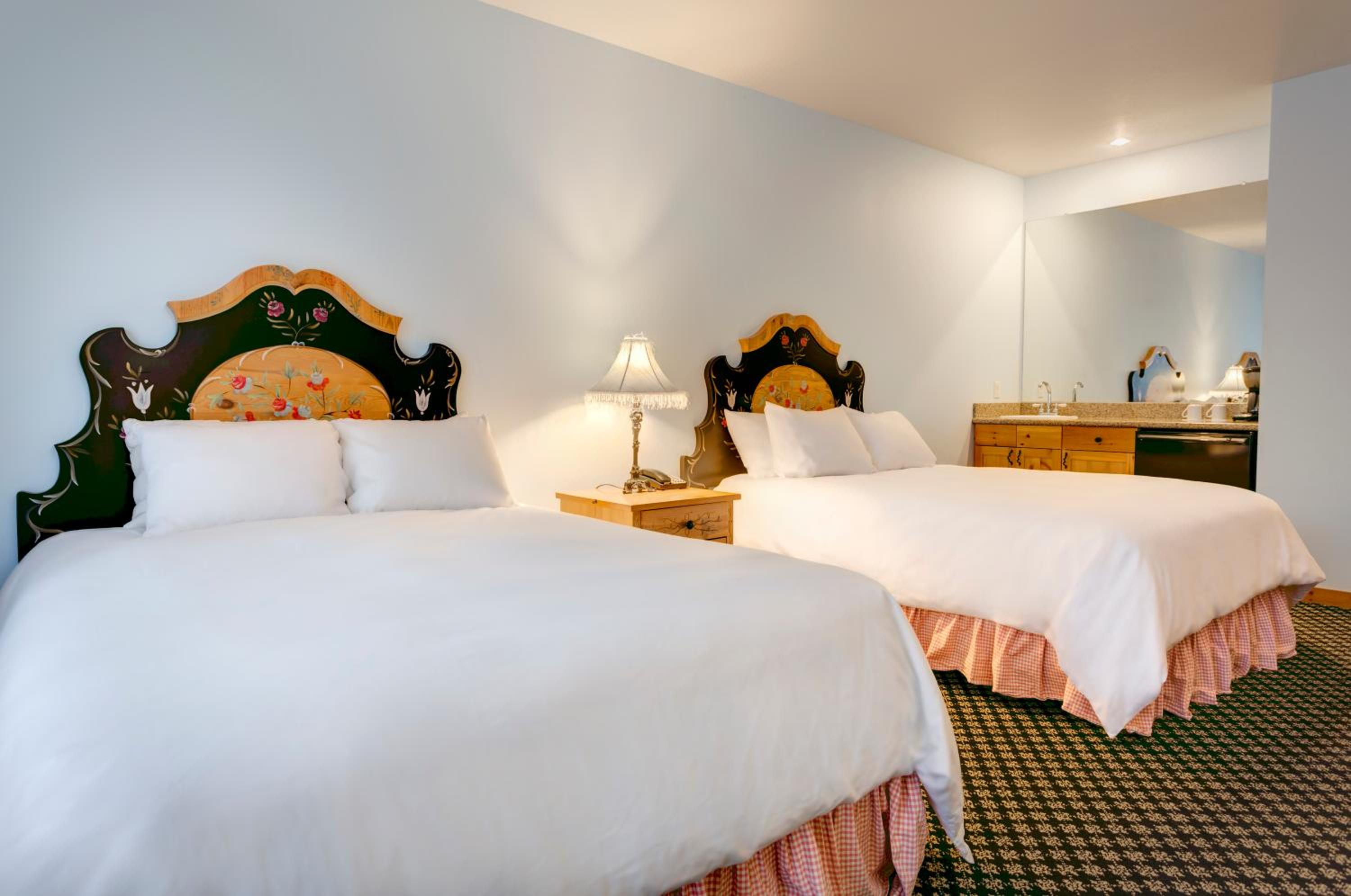 Mountain Grand Lodge Two Queen Hotel Room photo 1