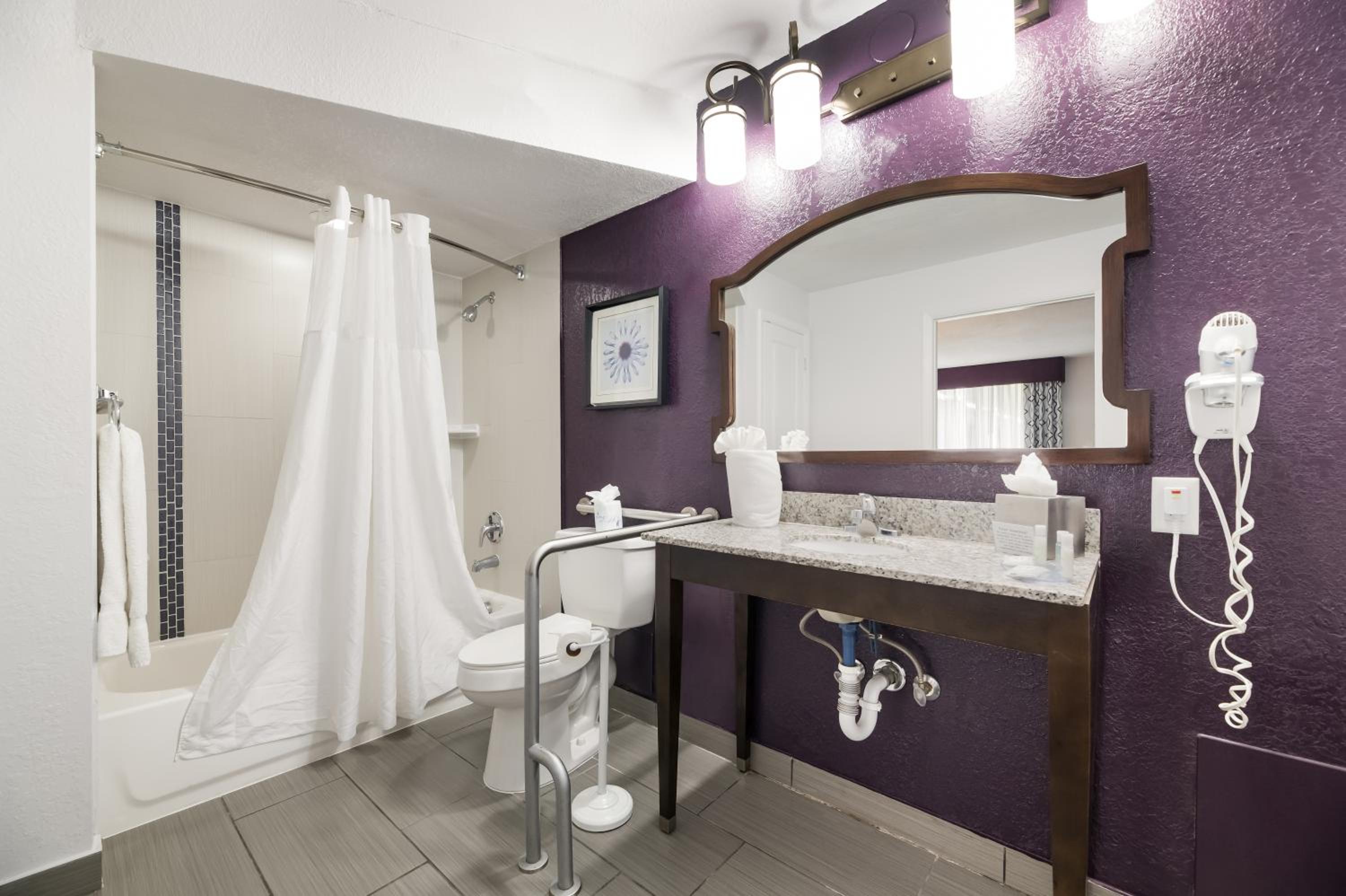 King Room - Disability Access (No Resort Fee)