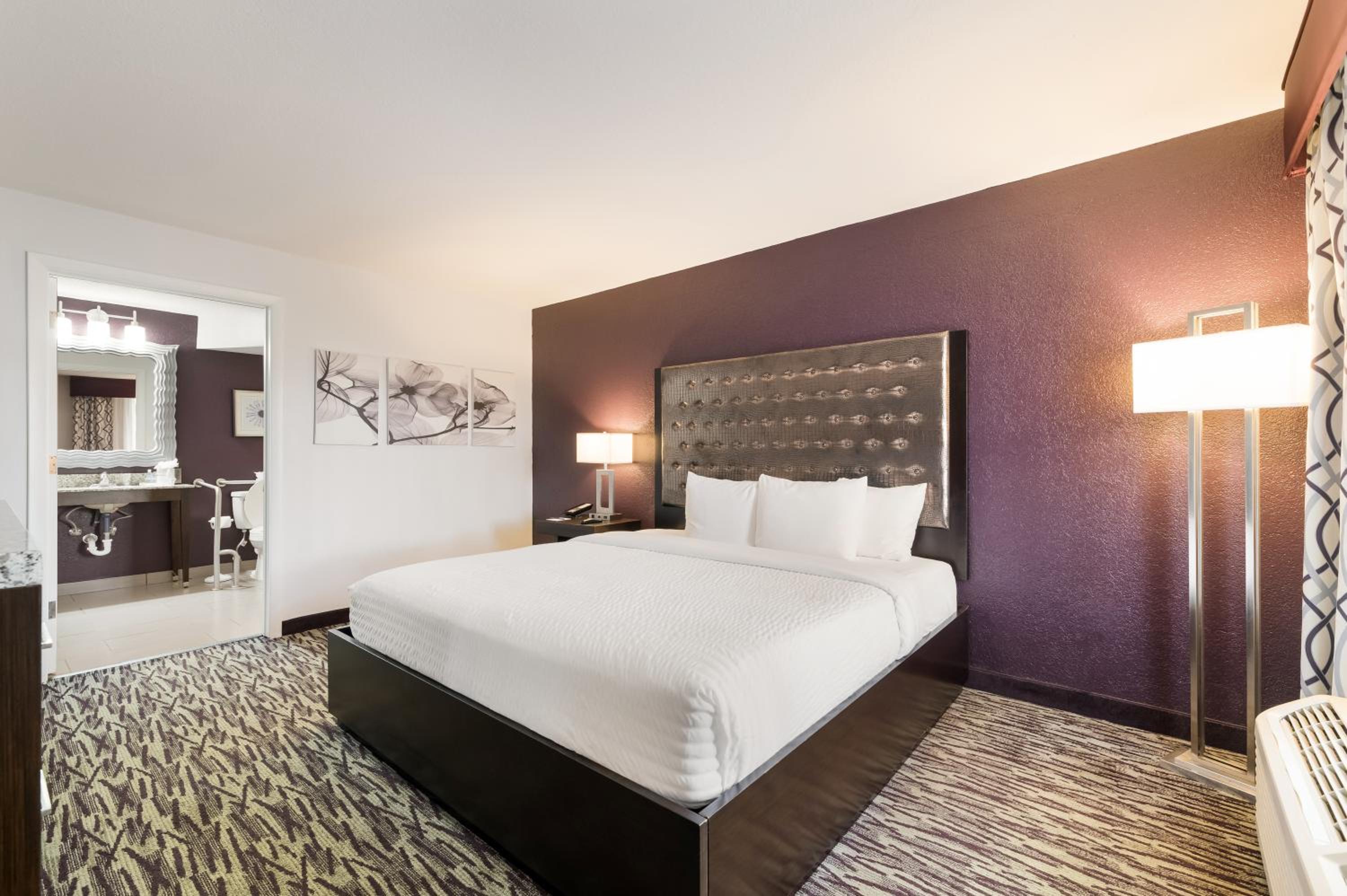 King Room with Roll-In Shower - Disability Access (No Resort Fee) thumbnail 6