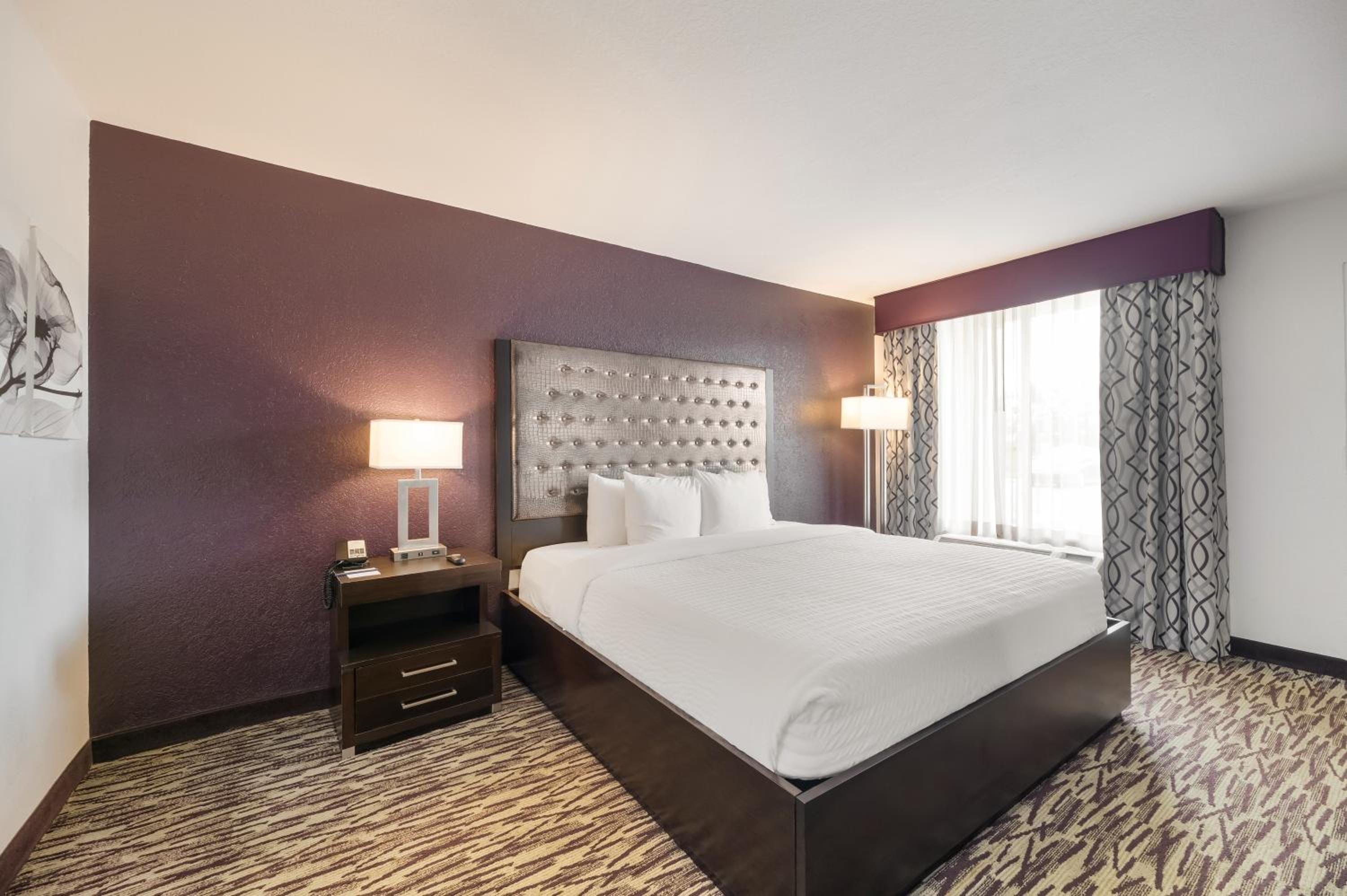 King Room with Roll-In Shower - Disability Access (No Resort Fee)