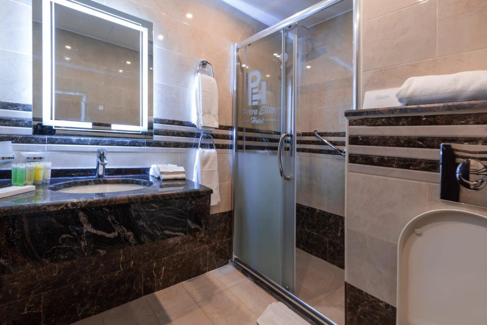 Standard Double or Twin Room - Photo 7