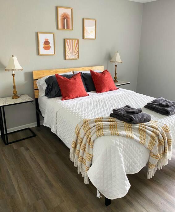 One-Bedroom Apartment photo 1