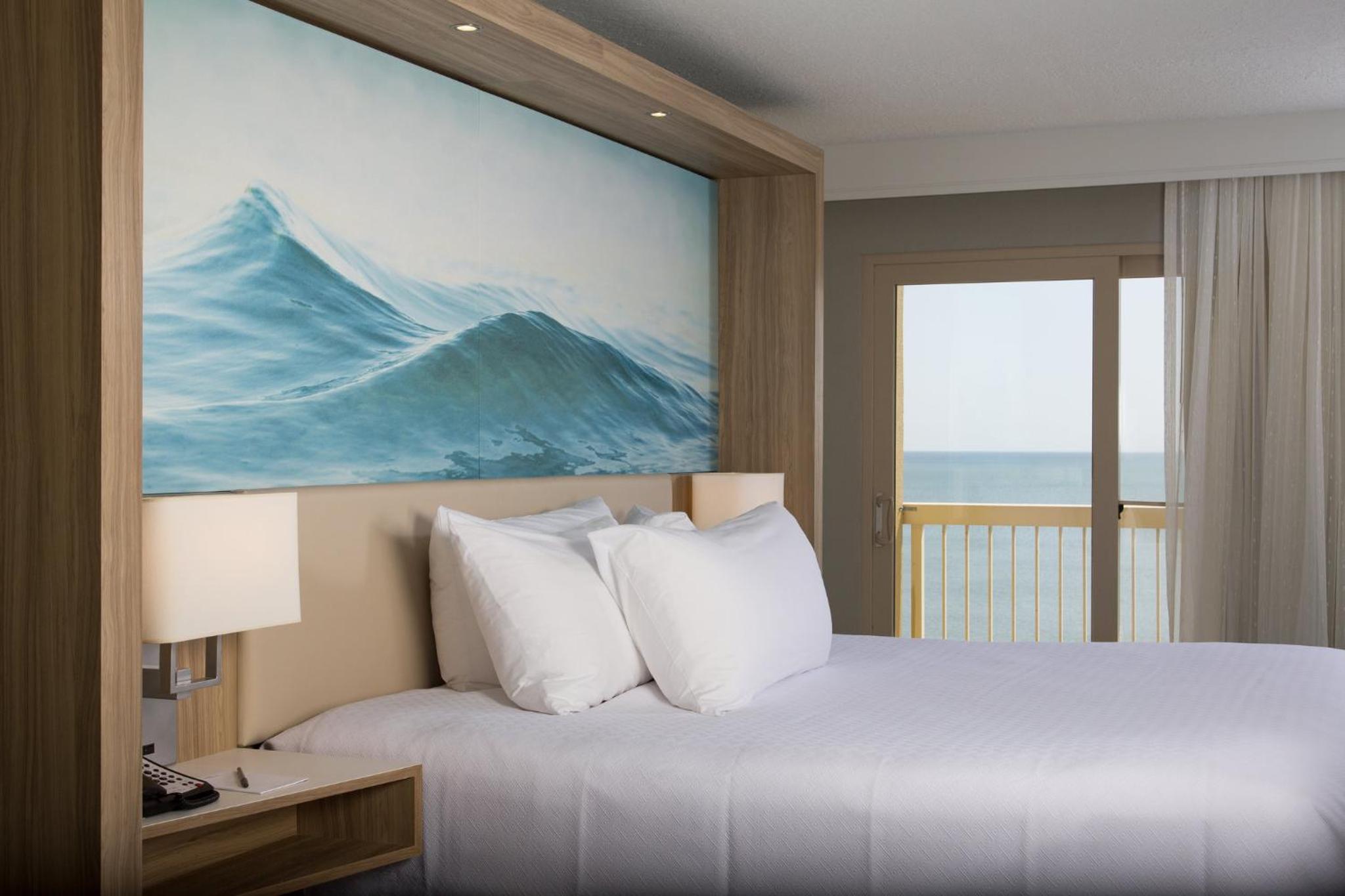 Standard Queen Room with Balcony - Oceanfront - Photo 3