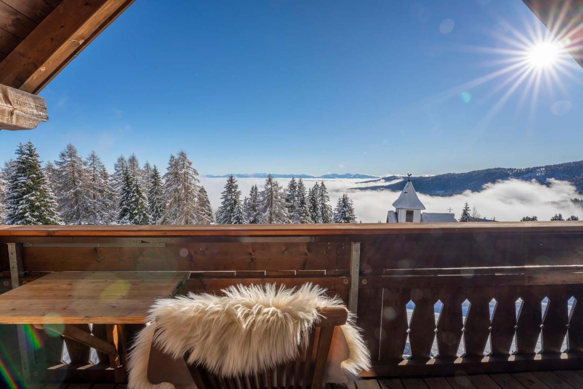 One-Bedroom Apartment with Balcony and Mountain View   photo 1