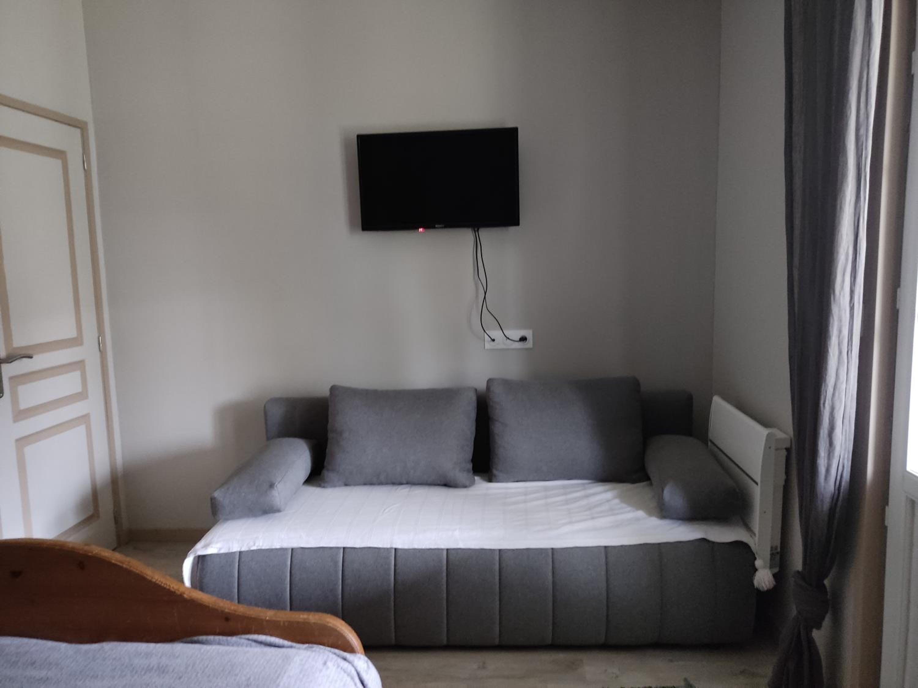 Double Room with Pool View - Photo 16