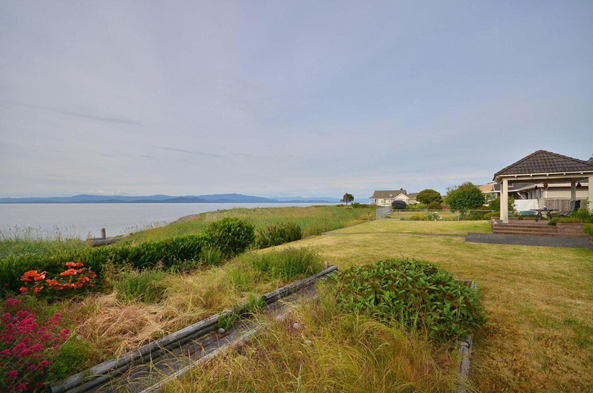 Three-Bedroom Holiday Home  photo 2