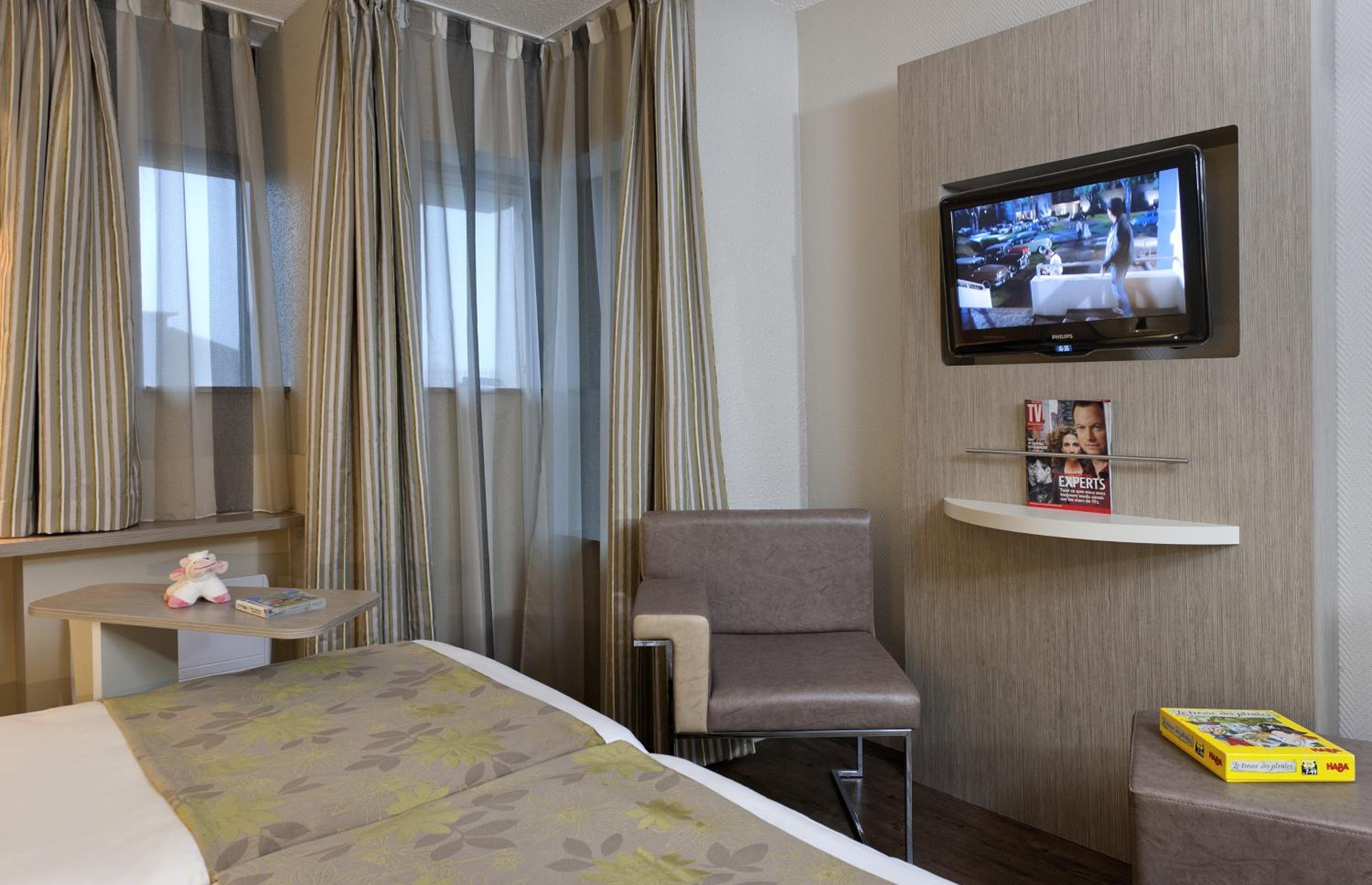 Room with Twin Beds - Photo 2