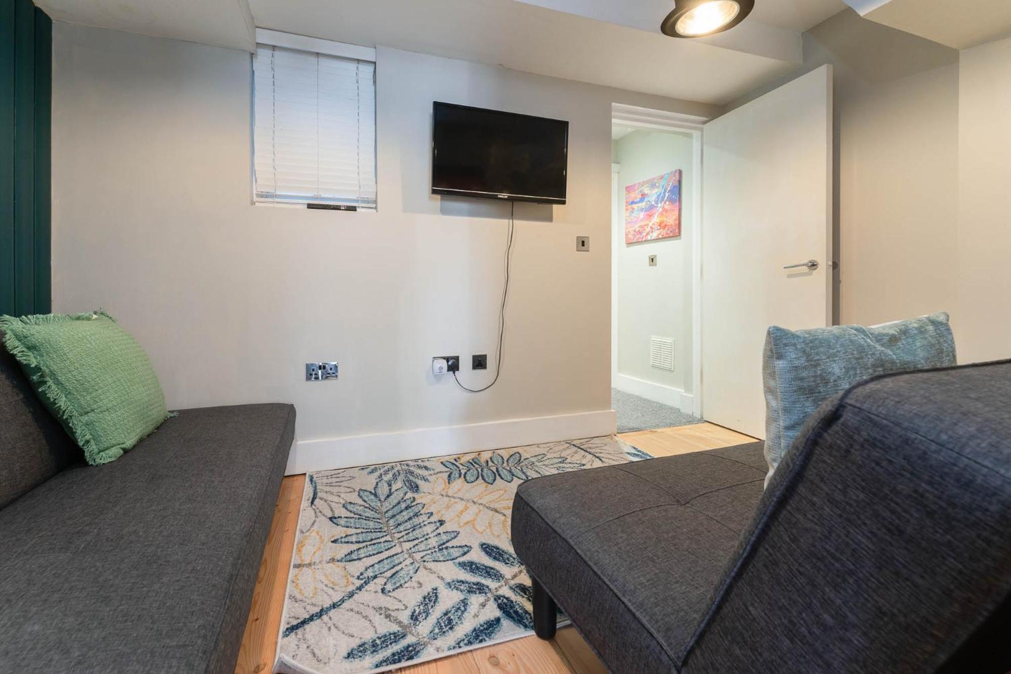 Three-Bedroom Apartment - Photo 21