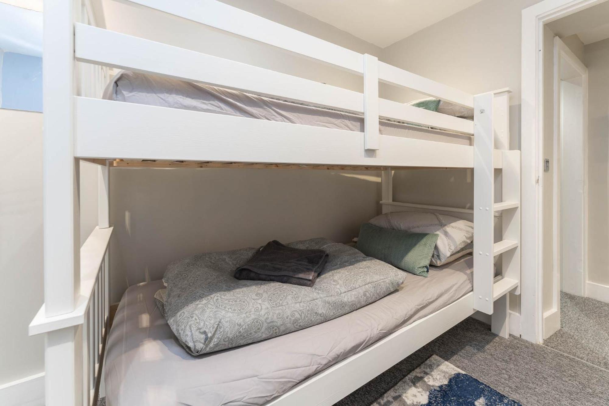 Three-Bedroom Apartment - Photo 19