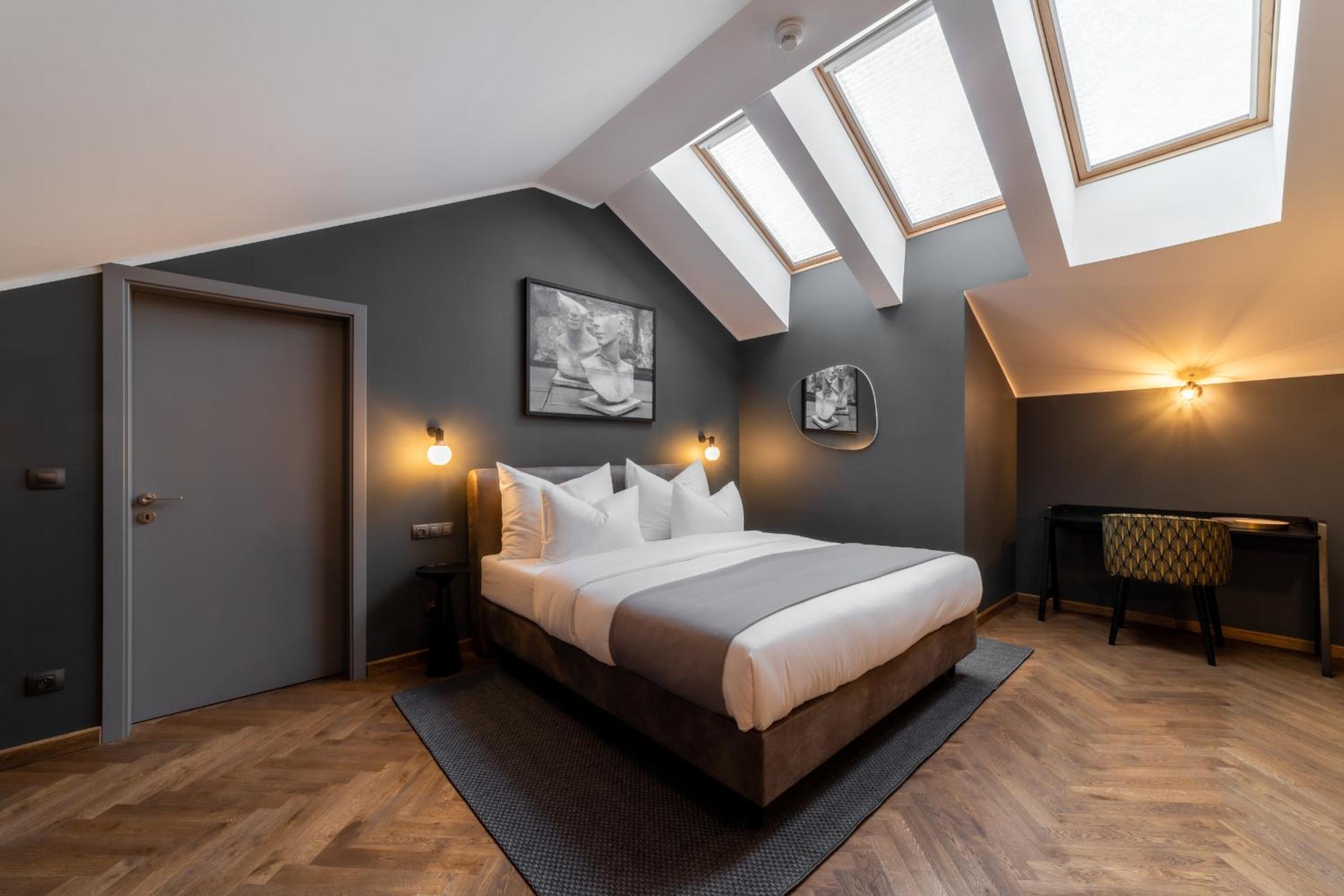 Suite with Balcony thumbnail 6