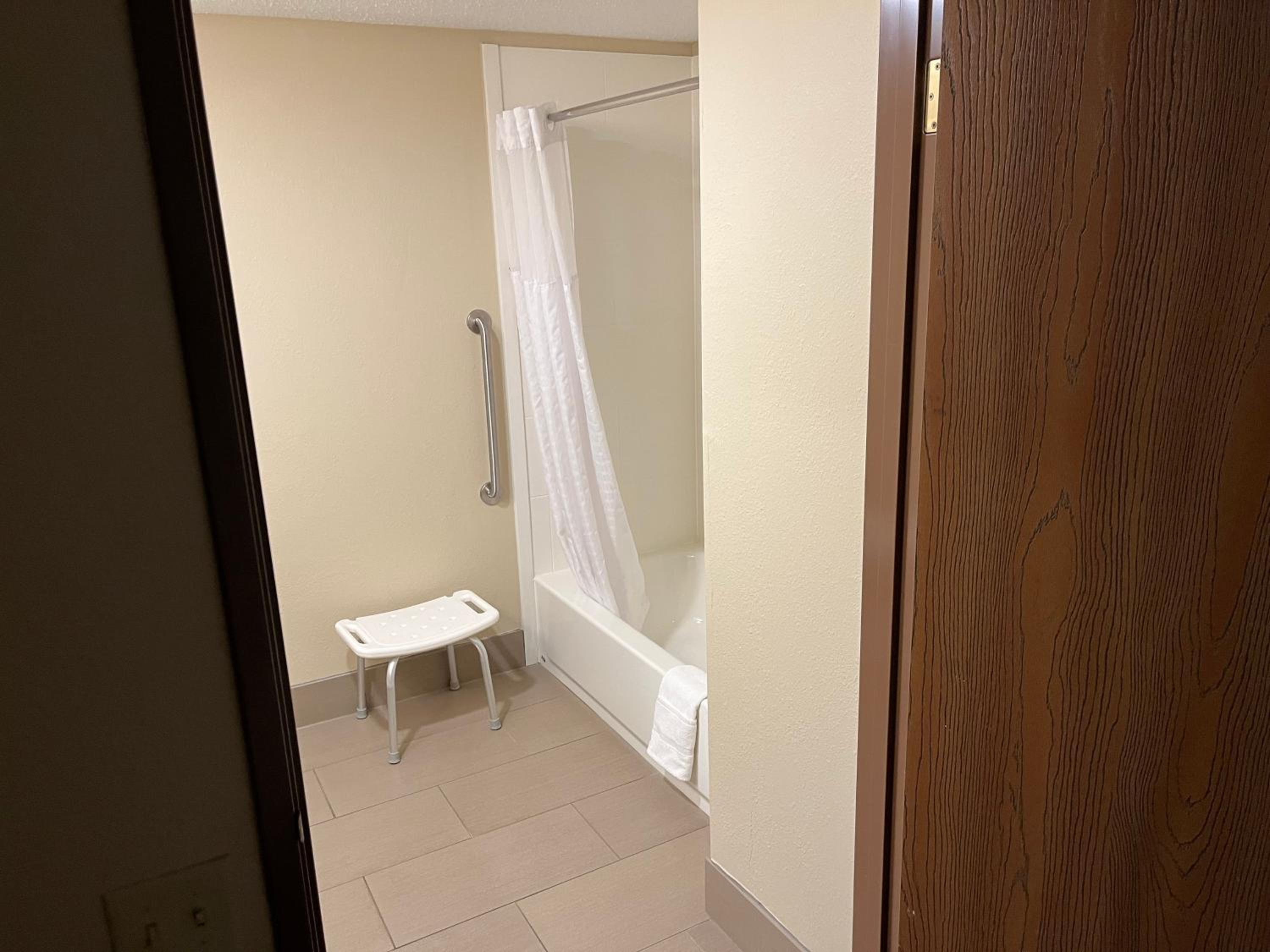 Queen Room with Bath Tub - Mobility Accessible/Non-Smoking - Photo 2