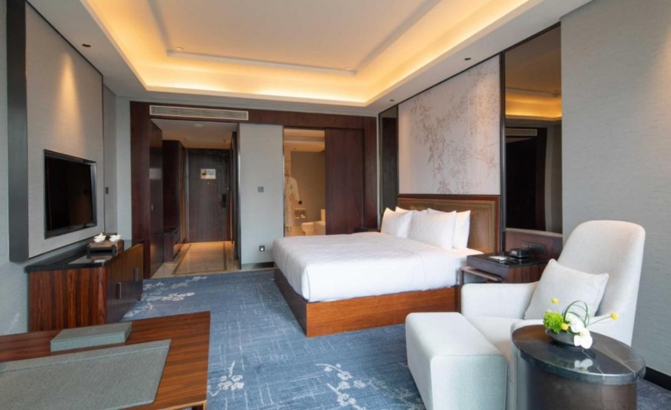 Standard King Room with Outdoor Living Area photo 3