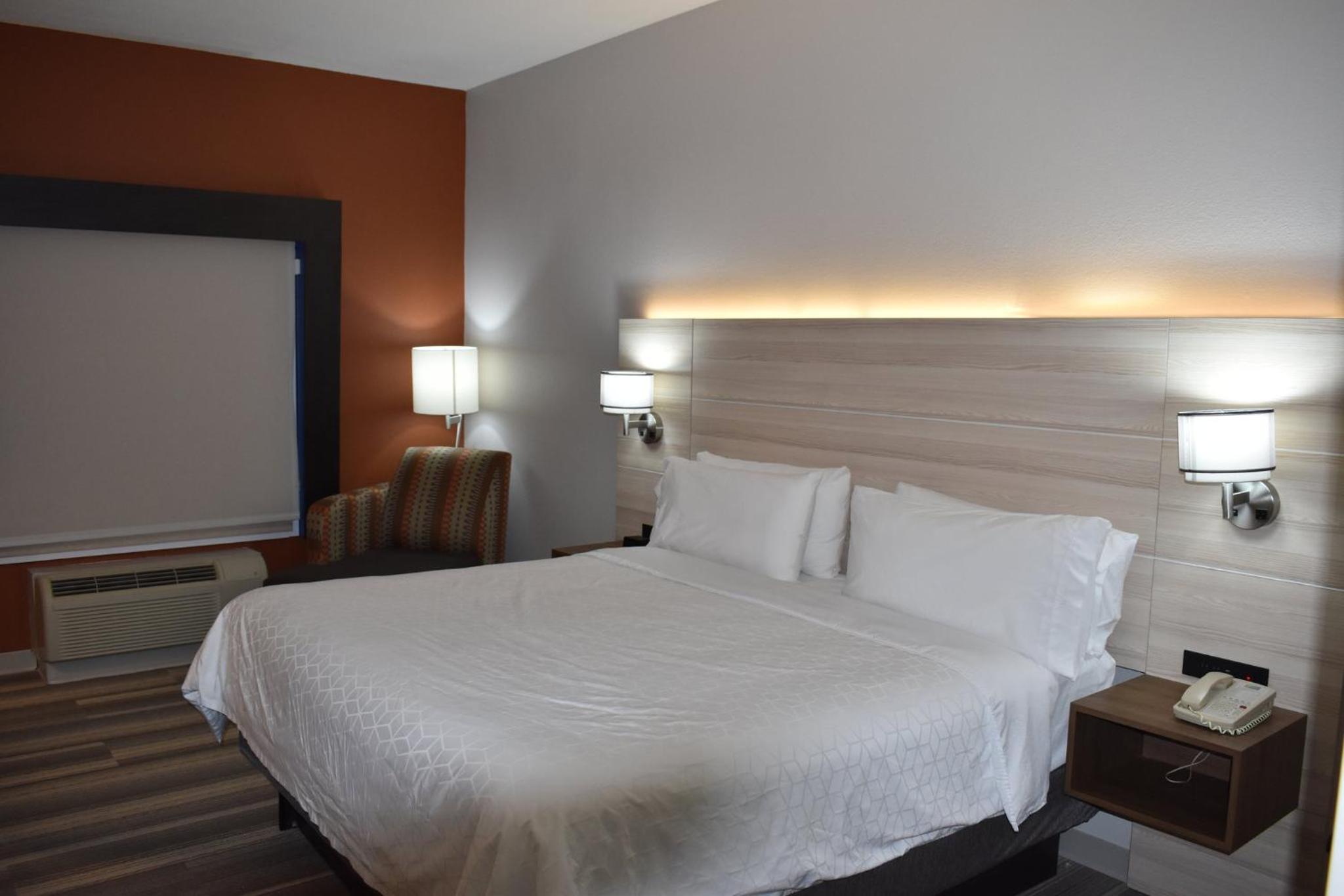 Standard King Room - Photo 5