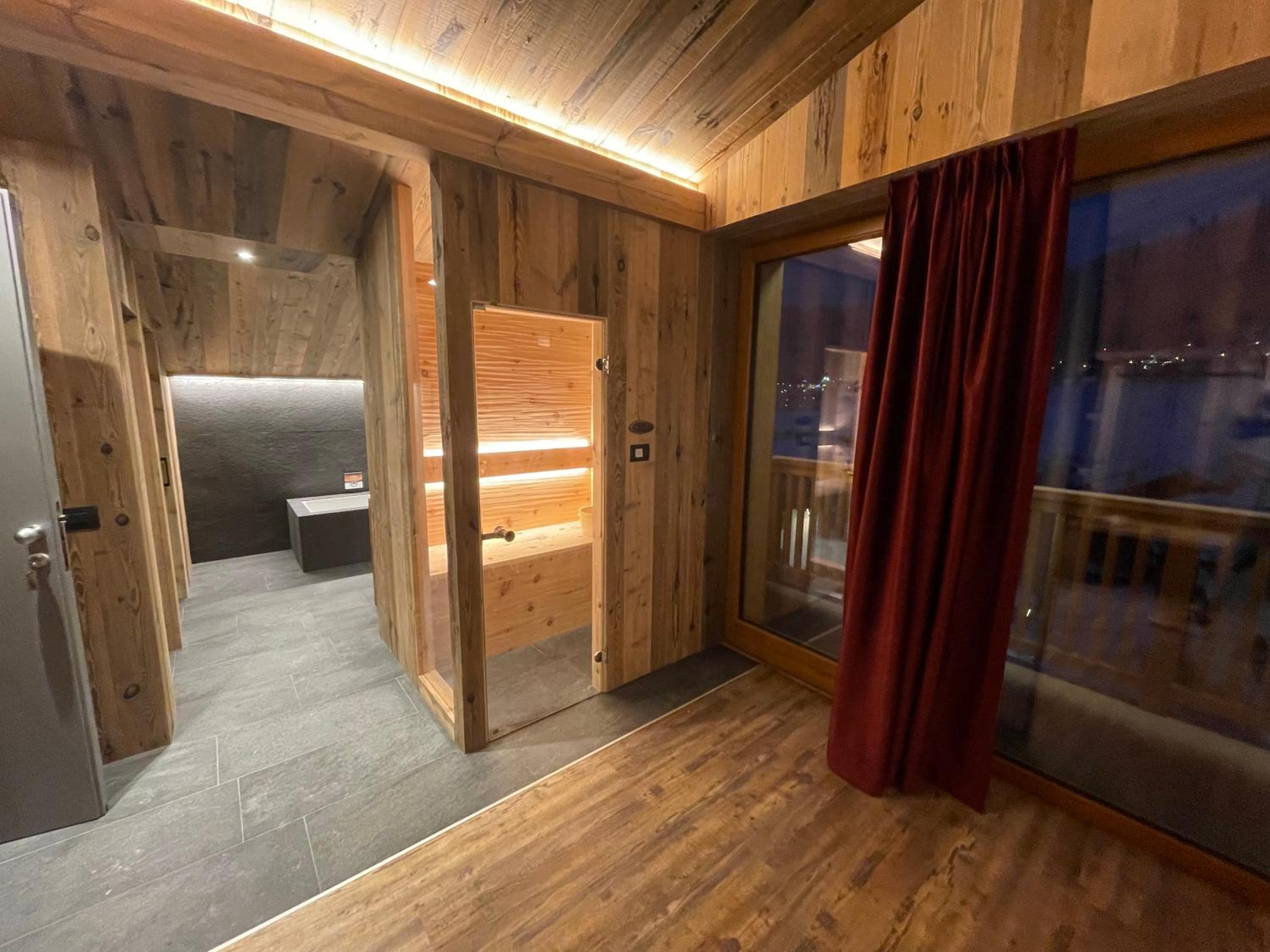 Deluxe Suite photo 2